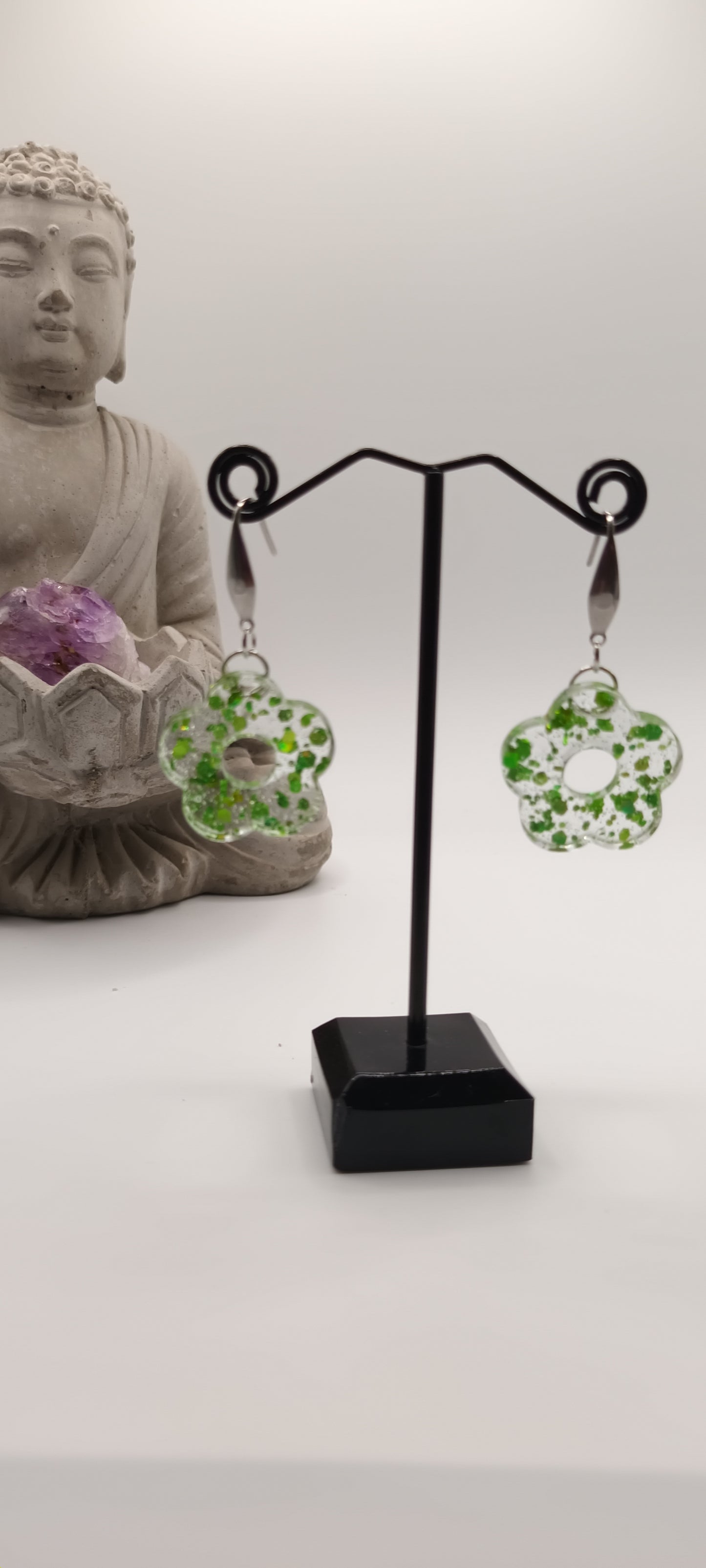 Boucles d'oreilles pendantes en résine fleurs ,inclusion de paillettes vertes