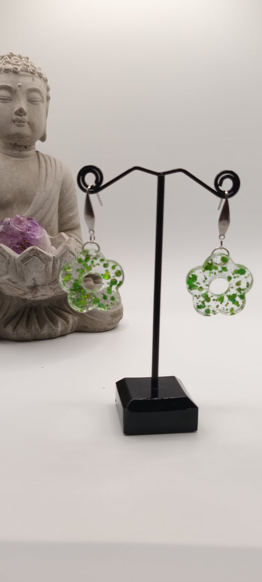 Boucles d'oreilles pendantes en résine fleurs ,inclusion de paillettes vertes