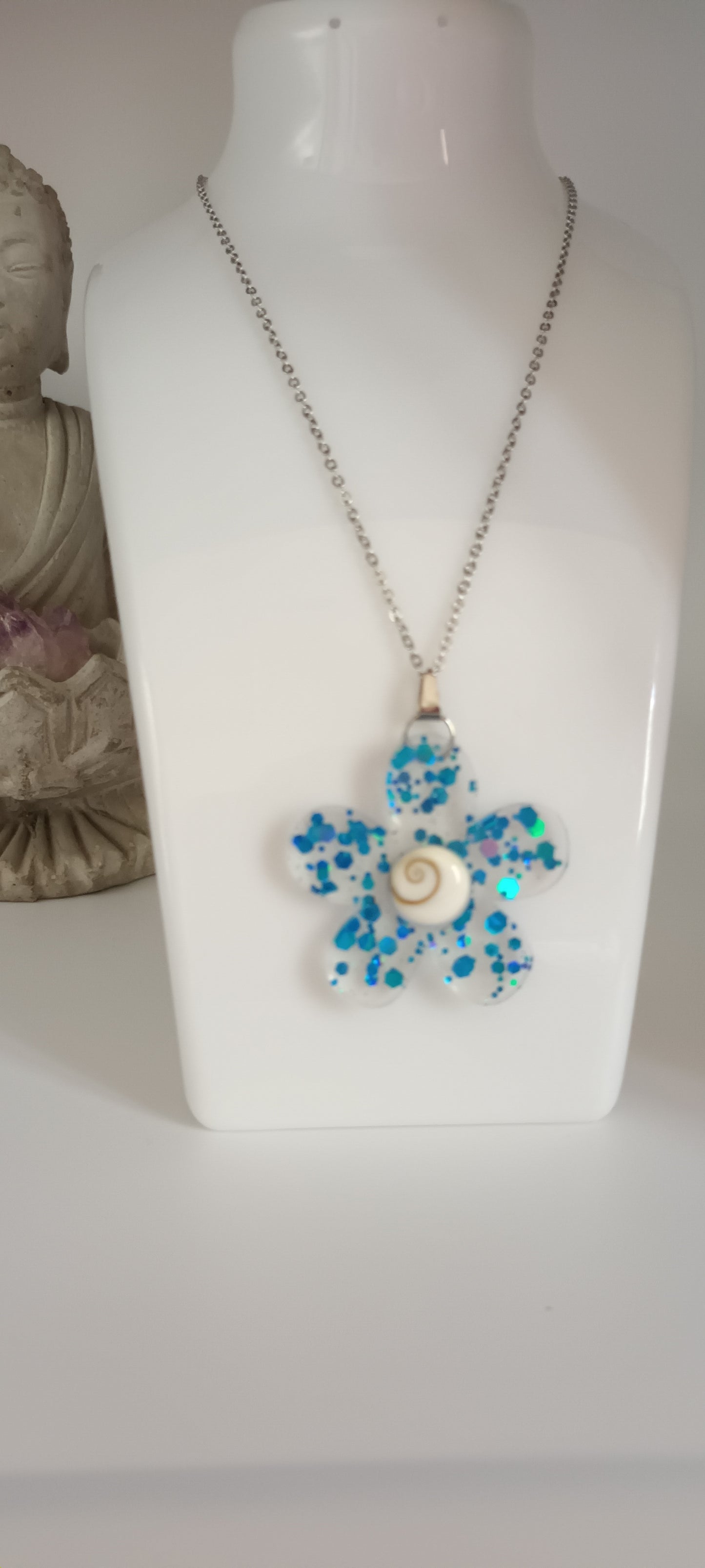 collier fleurs en résine PAILLETTES CFBCB1 bleu et coquillage veritable