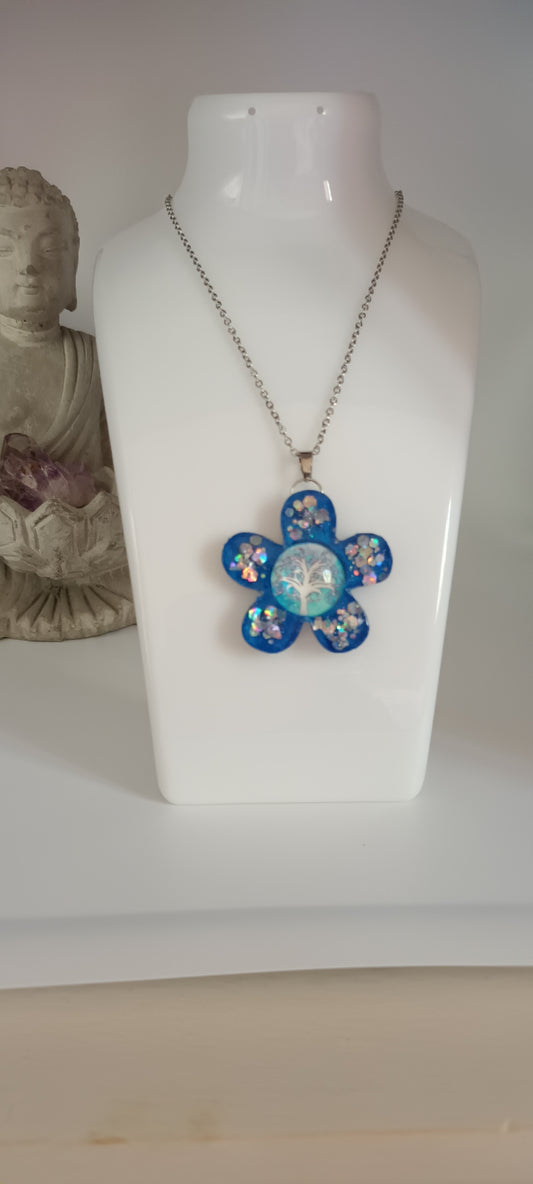 collier en résine avec inclusion de cabochon en verre bleu