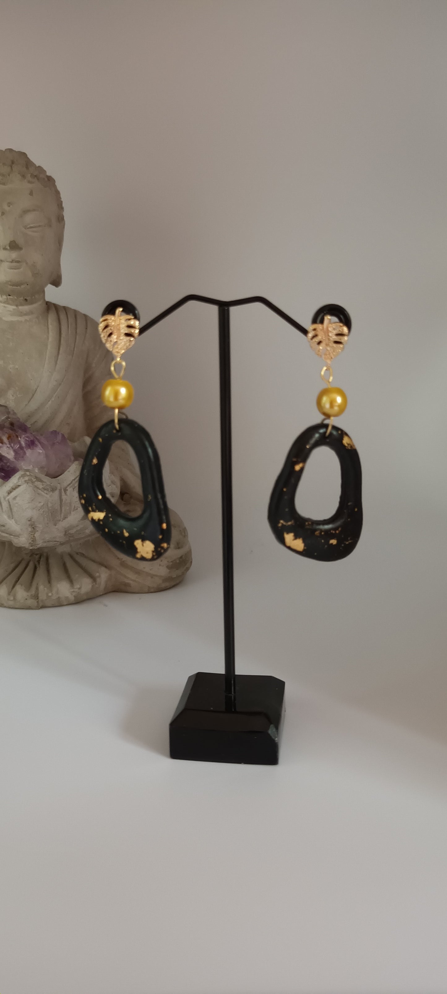 Boucles d'oreilles en pate polymère, noir et feuilles d'or