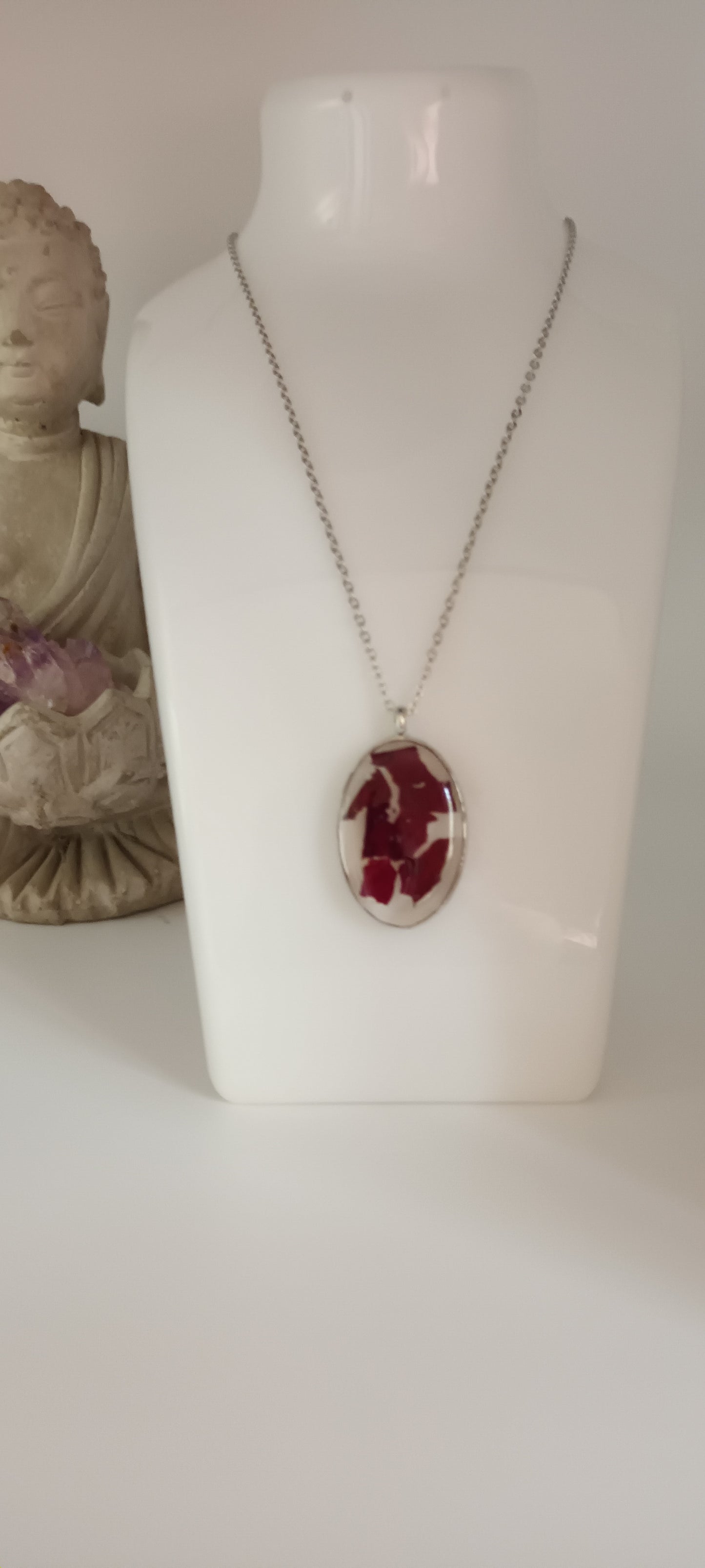 collier en résine pétale de rose séchées