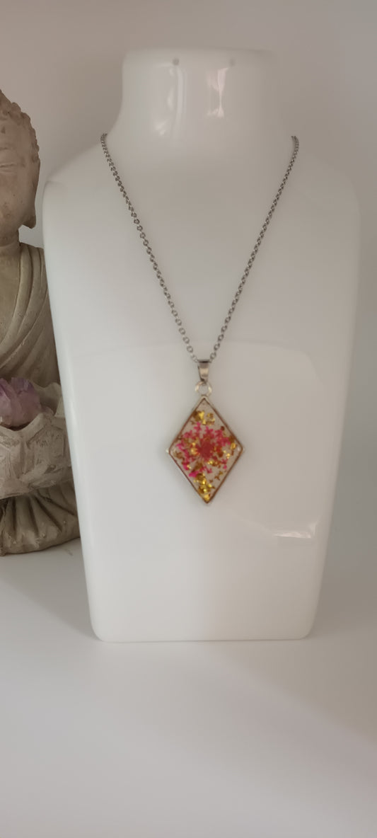 collier en résine fleurs séchées