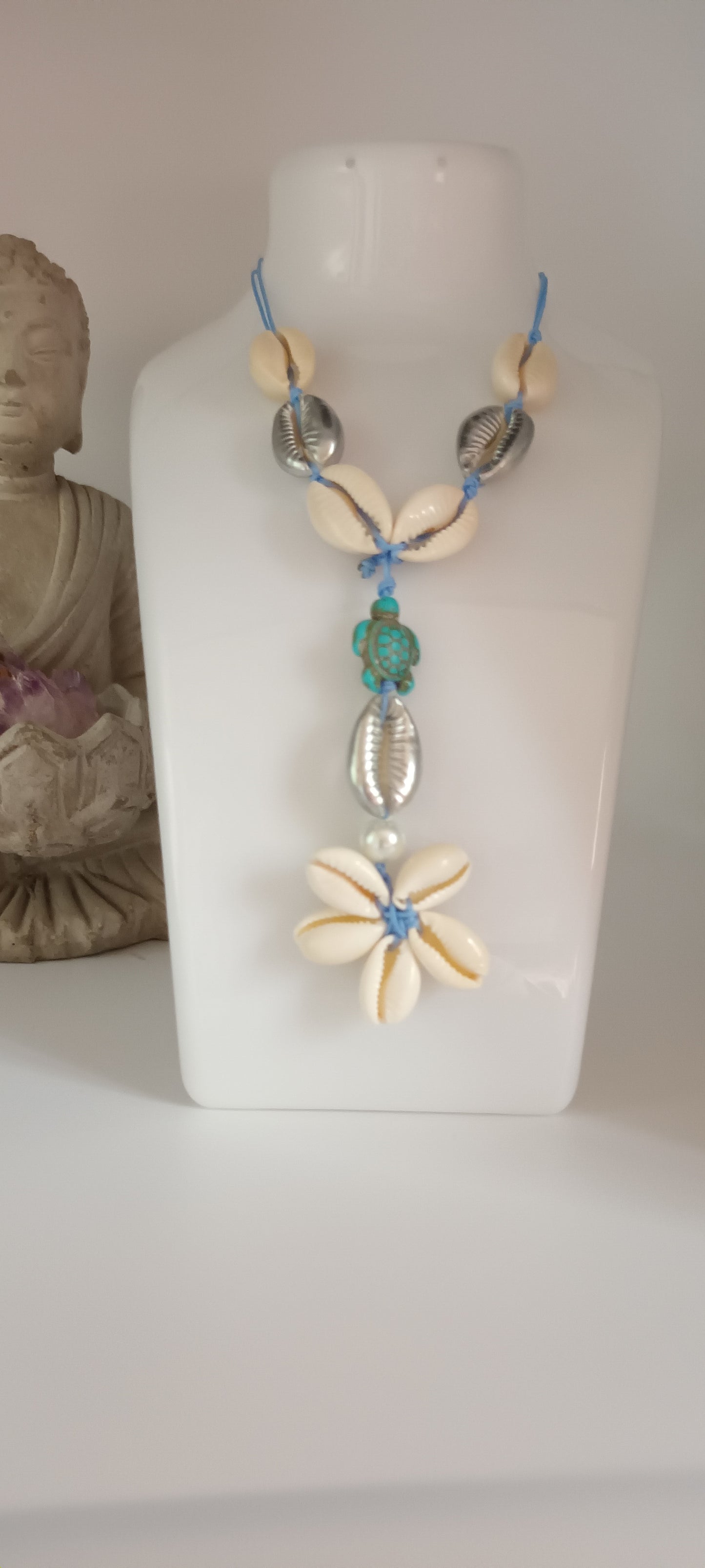 Collier Coquillages ,Tortue en pierre de turquoise et pendentif fleur en coquillages