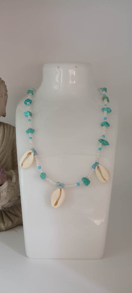 Collier Coquillages véritables et turquoises, perles de verres