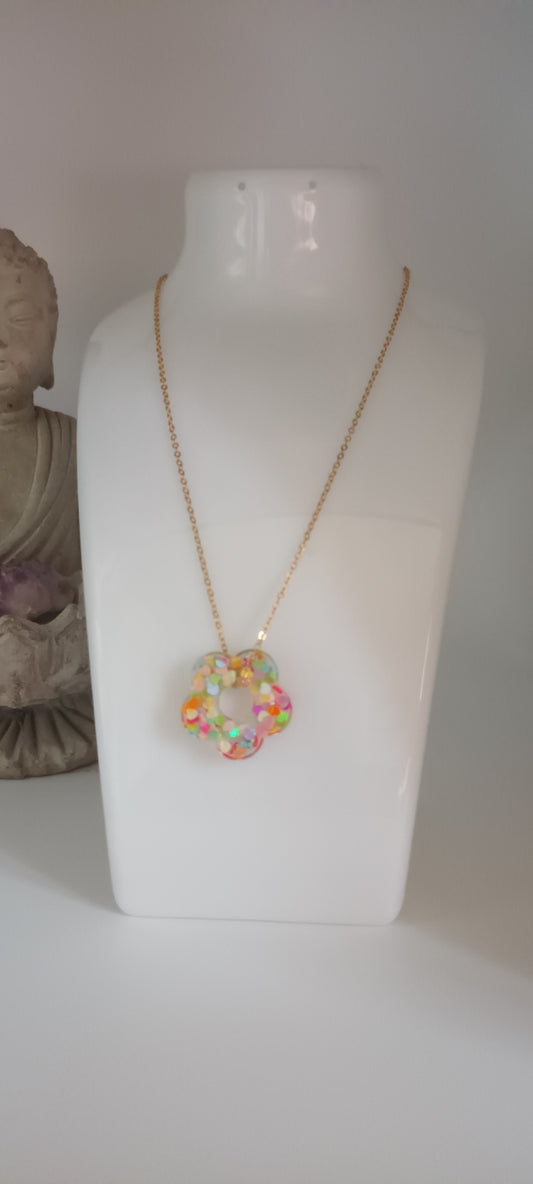 collier en résine fleur marguerite et paillettes