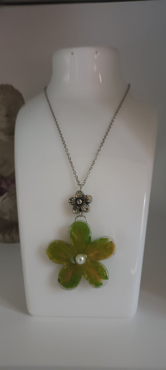 collier en résine fleurs Marguerite couleur vert petite perle de verre