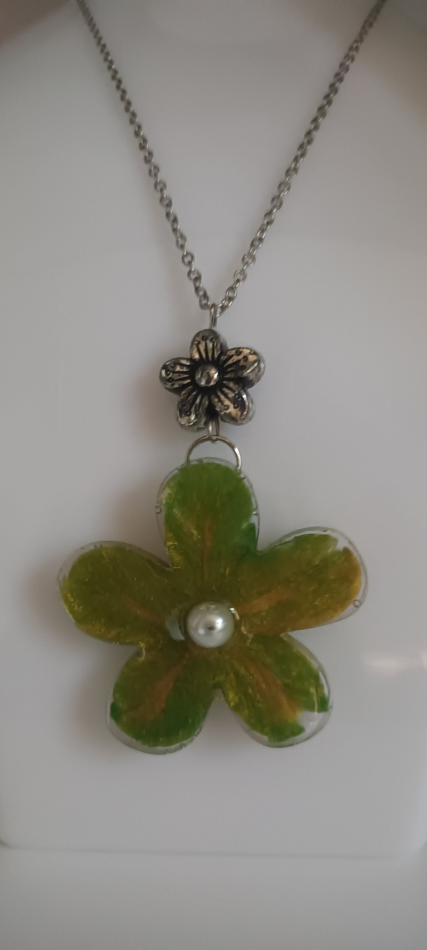 collier en résine fleurs Marguerite couleur vert petite perle de verre