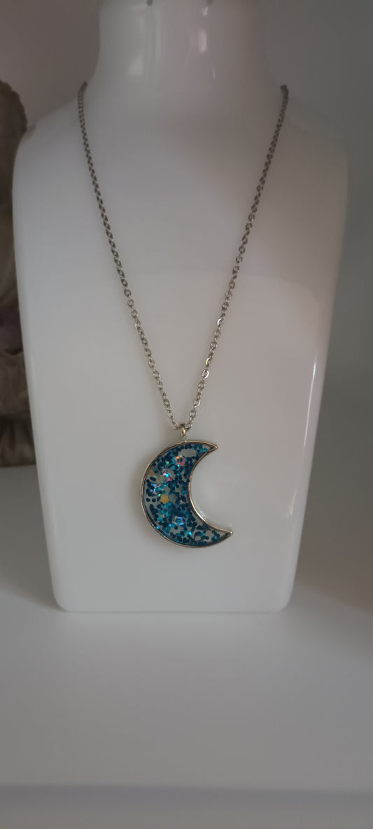 collier en résine lune bleu paillettes