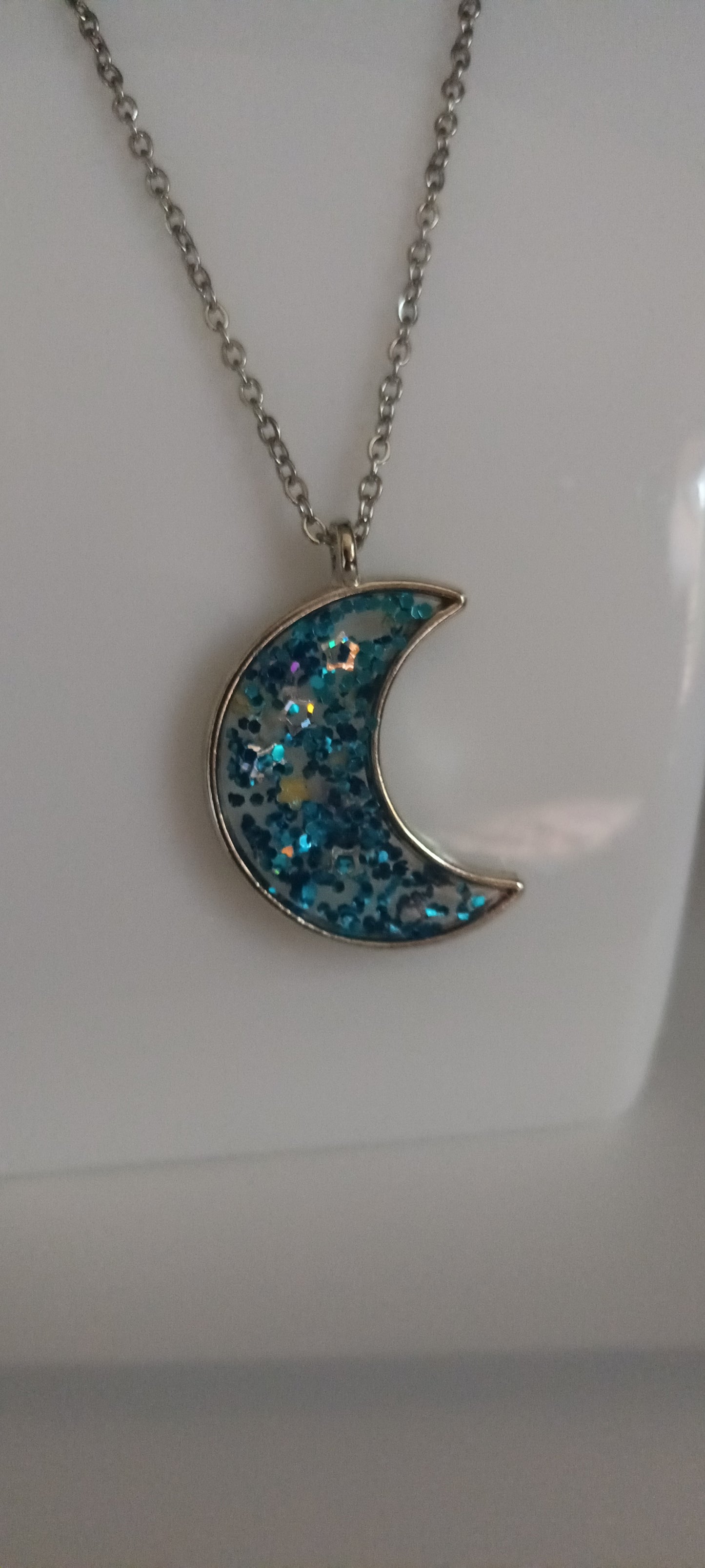 collier en résine lune bleu paillettes