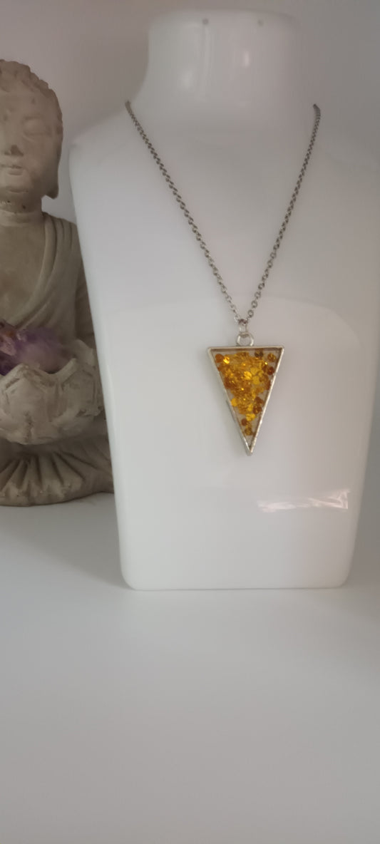 collier en résine triangle jaune paillettes