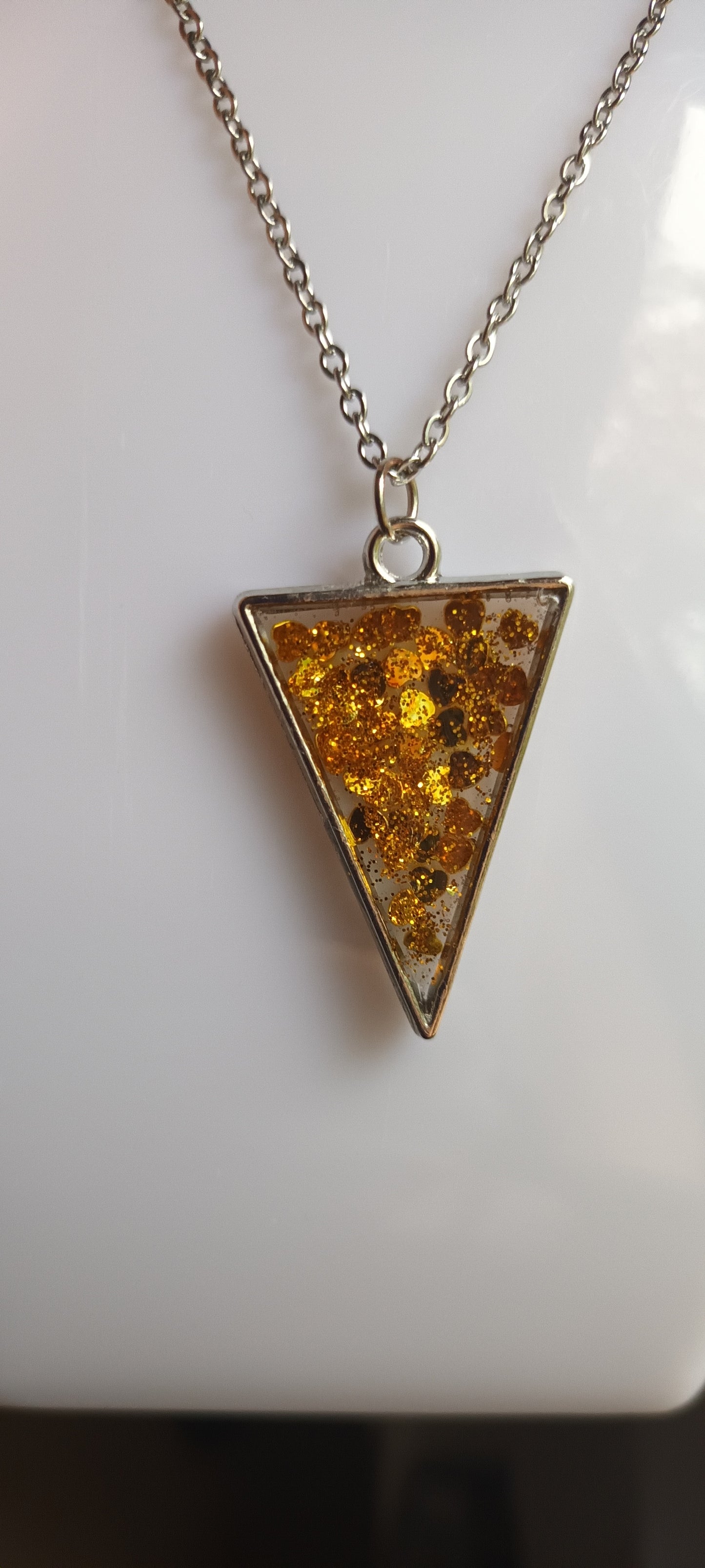 collier en résine triangle jaune paillettes