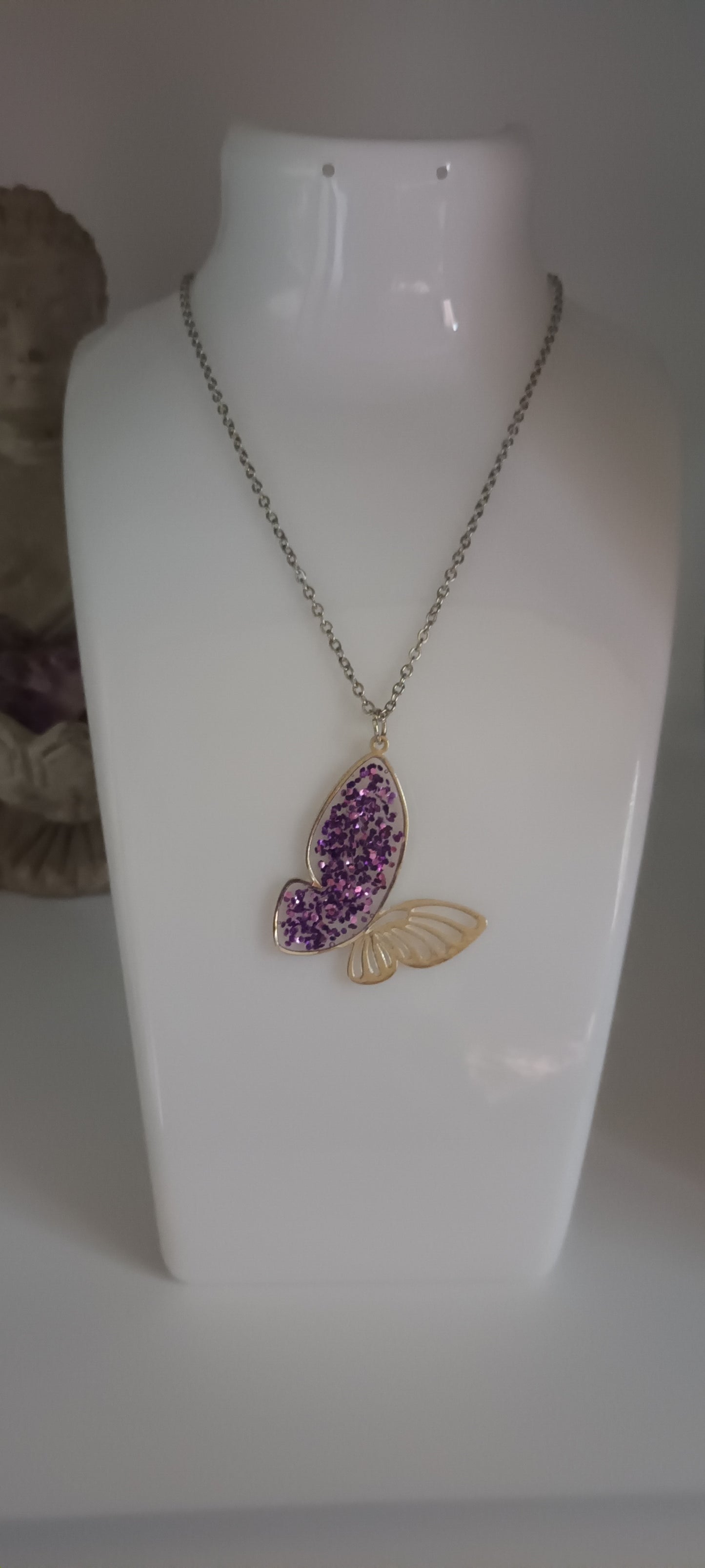 collier en résine papillon paillettes mauve