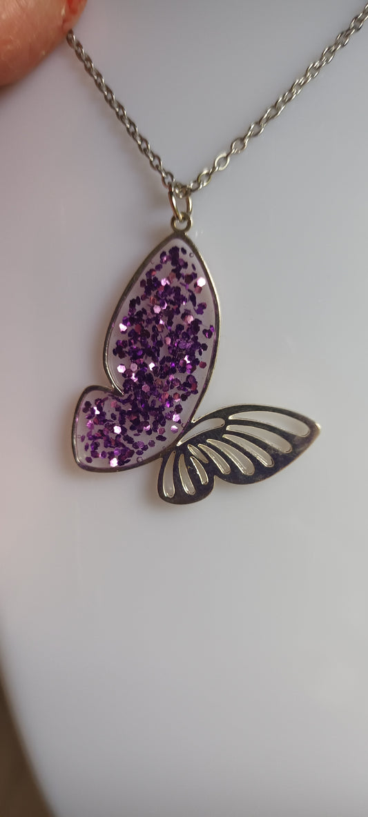 collier en résine papillon paillettes mauve