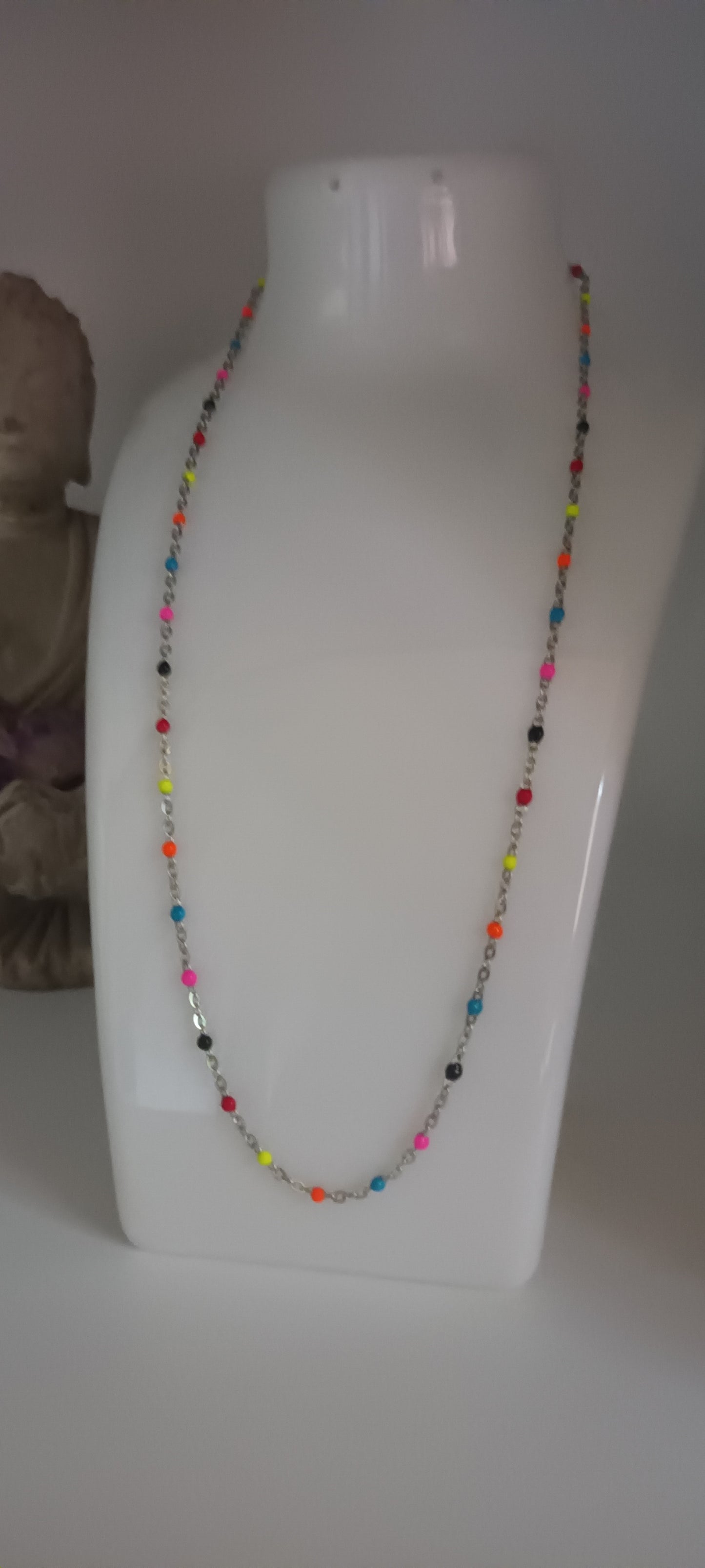 collier petites perles en émail multicolore