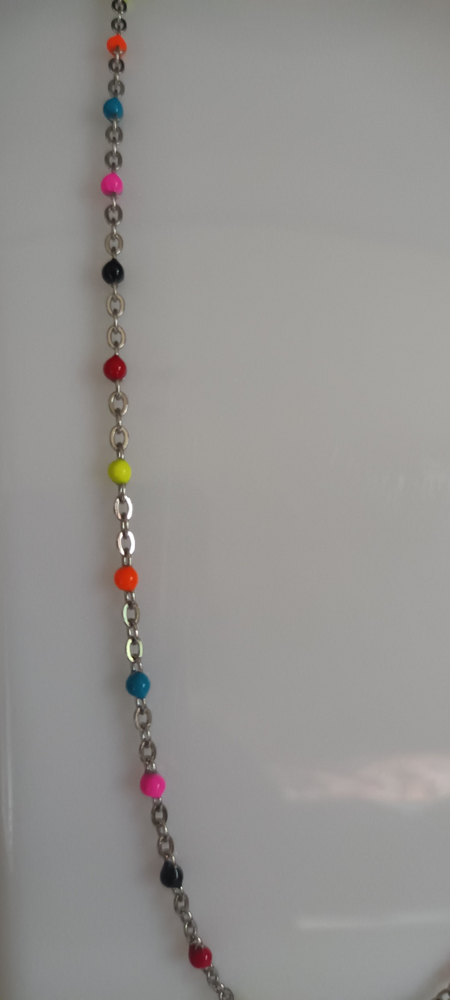 collier petites perles en émail multicolore