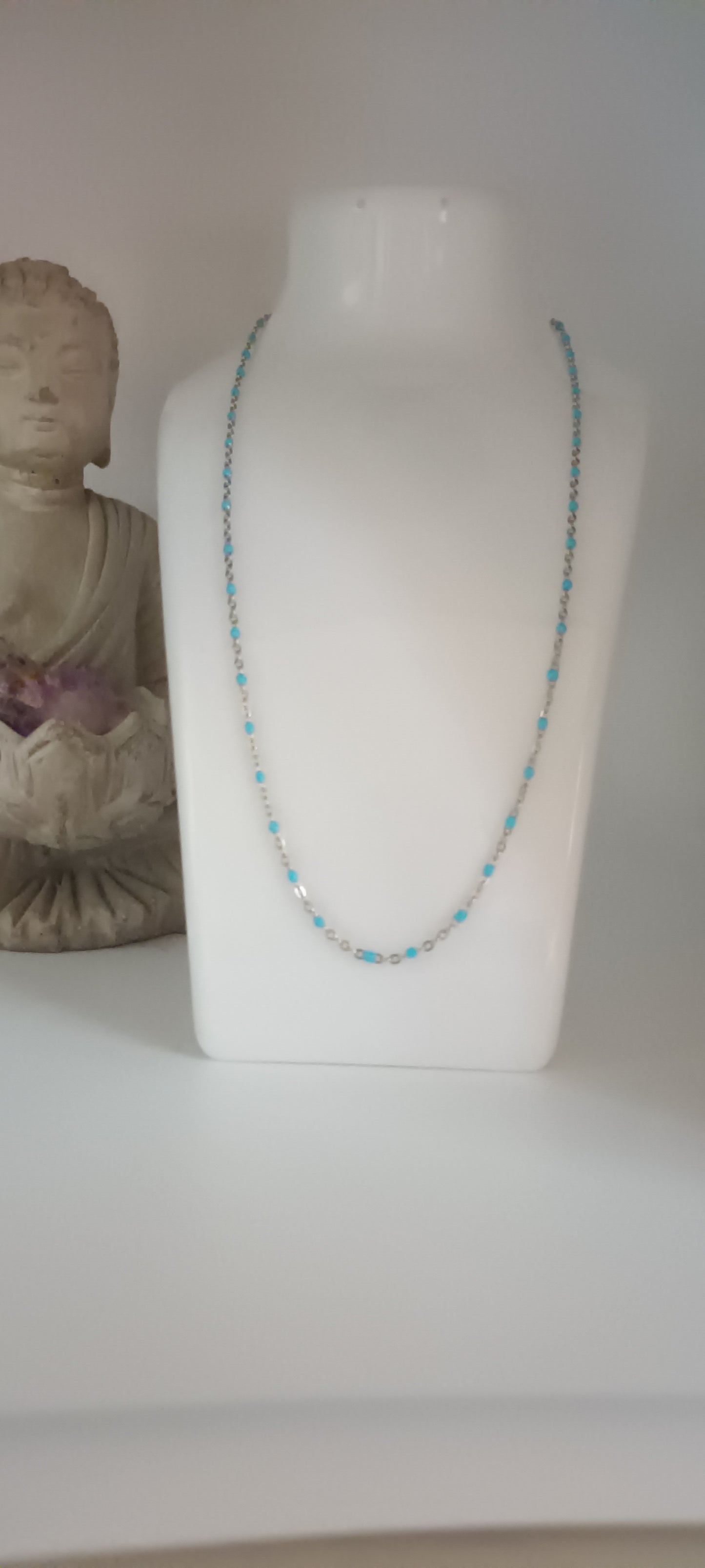 collier en perles en émail couleur turquoise