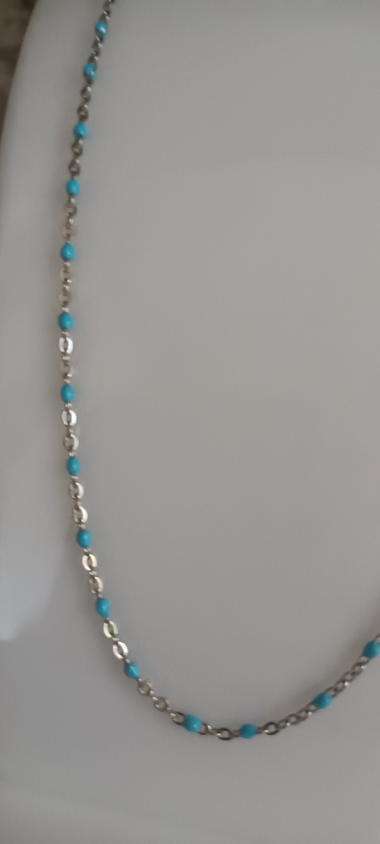 collier en perles en émail couleur turquoise