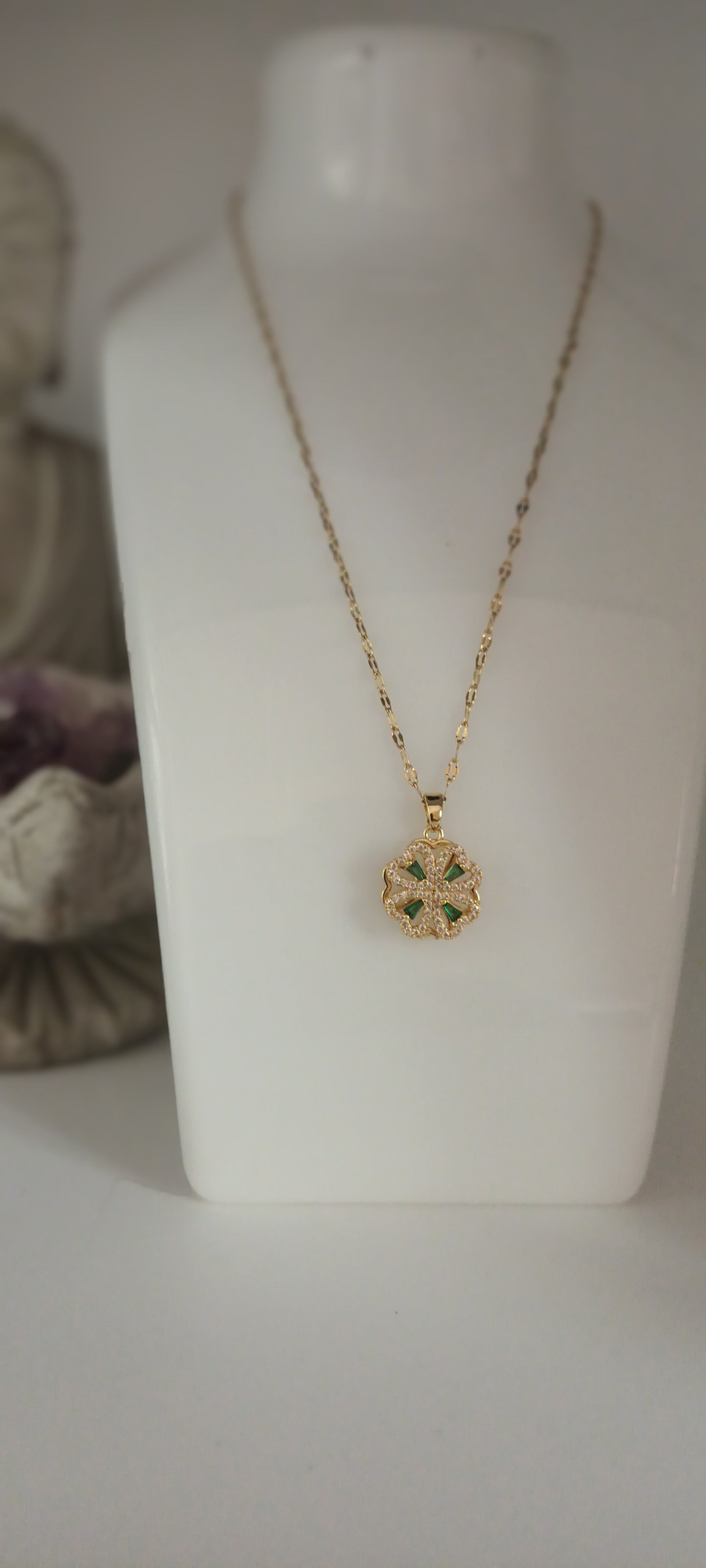 collier trèfle  couleur vert porte bonheur