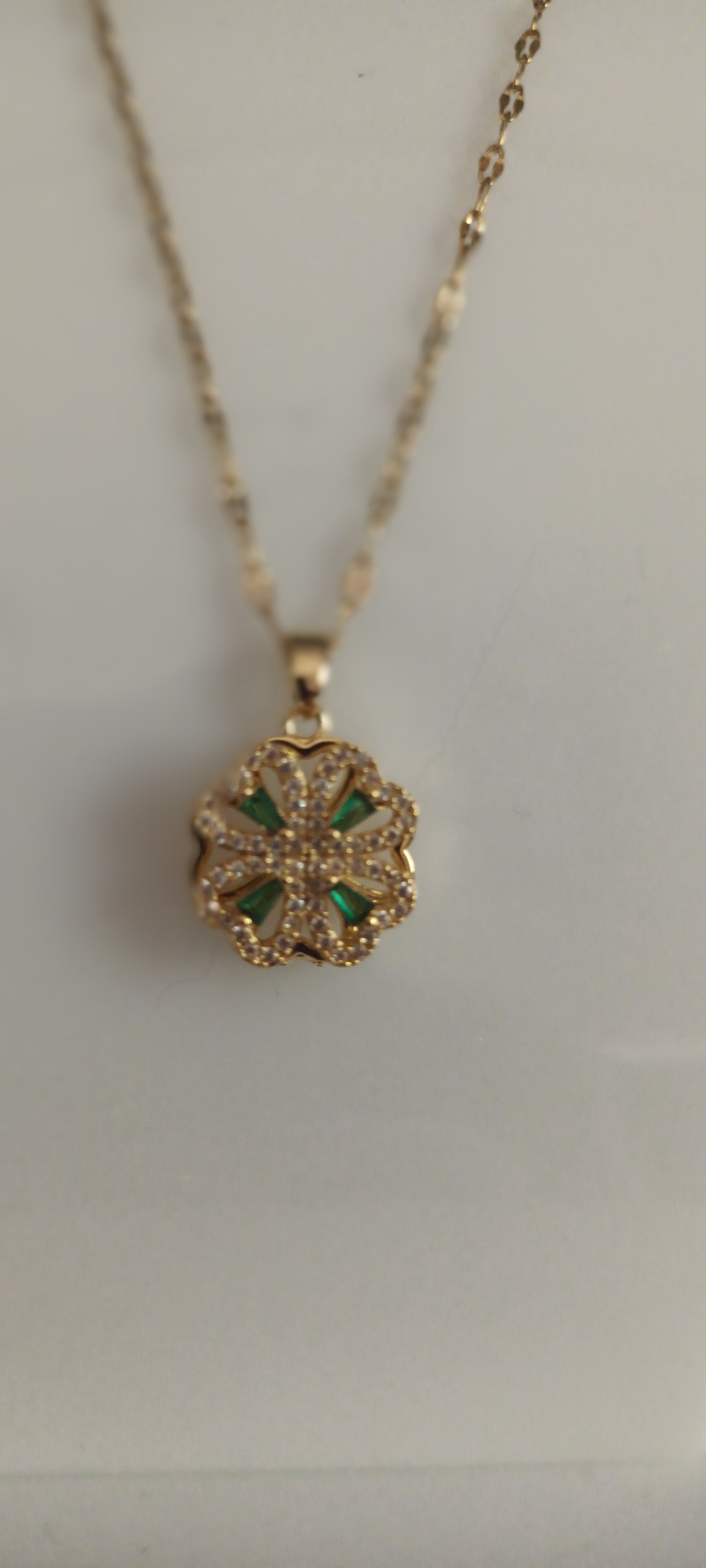 collier trèfle  couleur vert porte bonheur