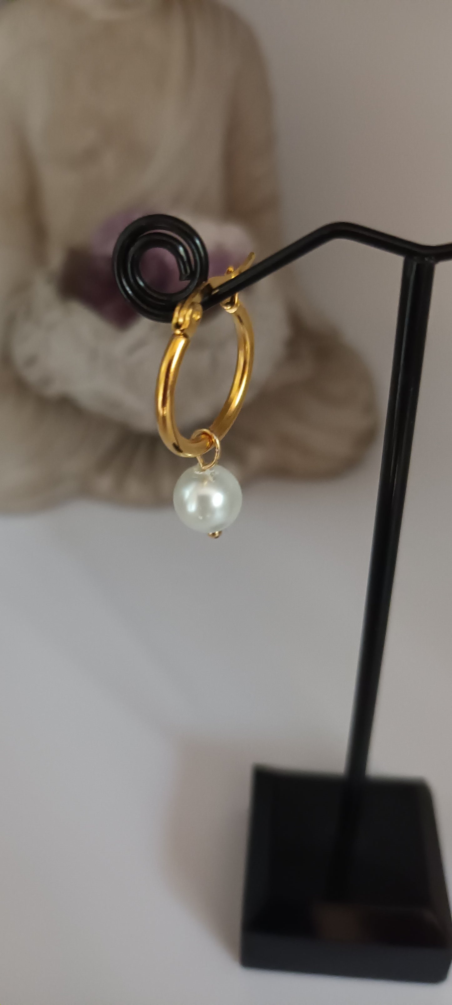 Boucles d'oreilles créoles et perles de verres nacrées blancs