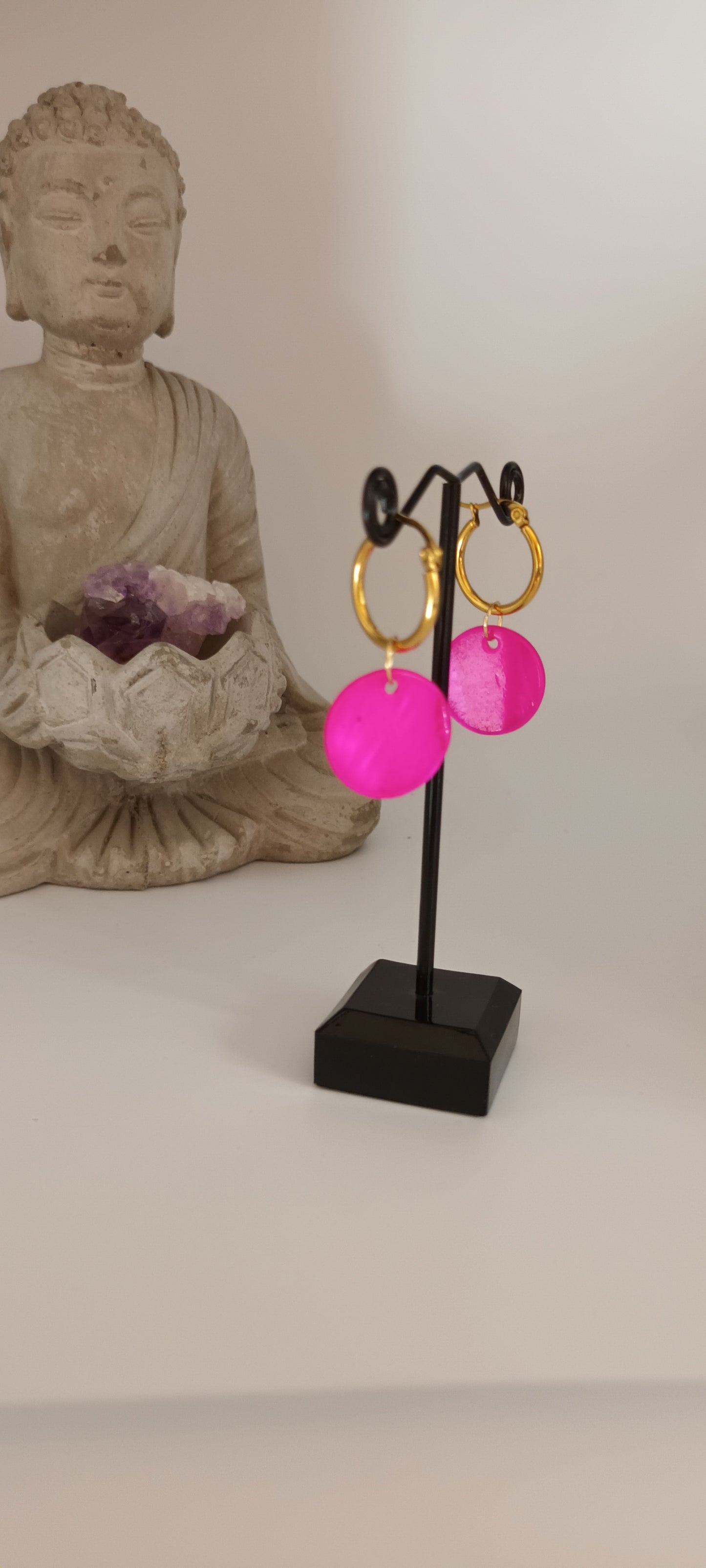 Boucles d'oreilles créoles  pendantes en acétate doré couleur fuchsia