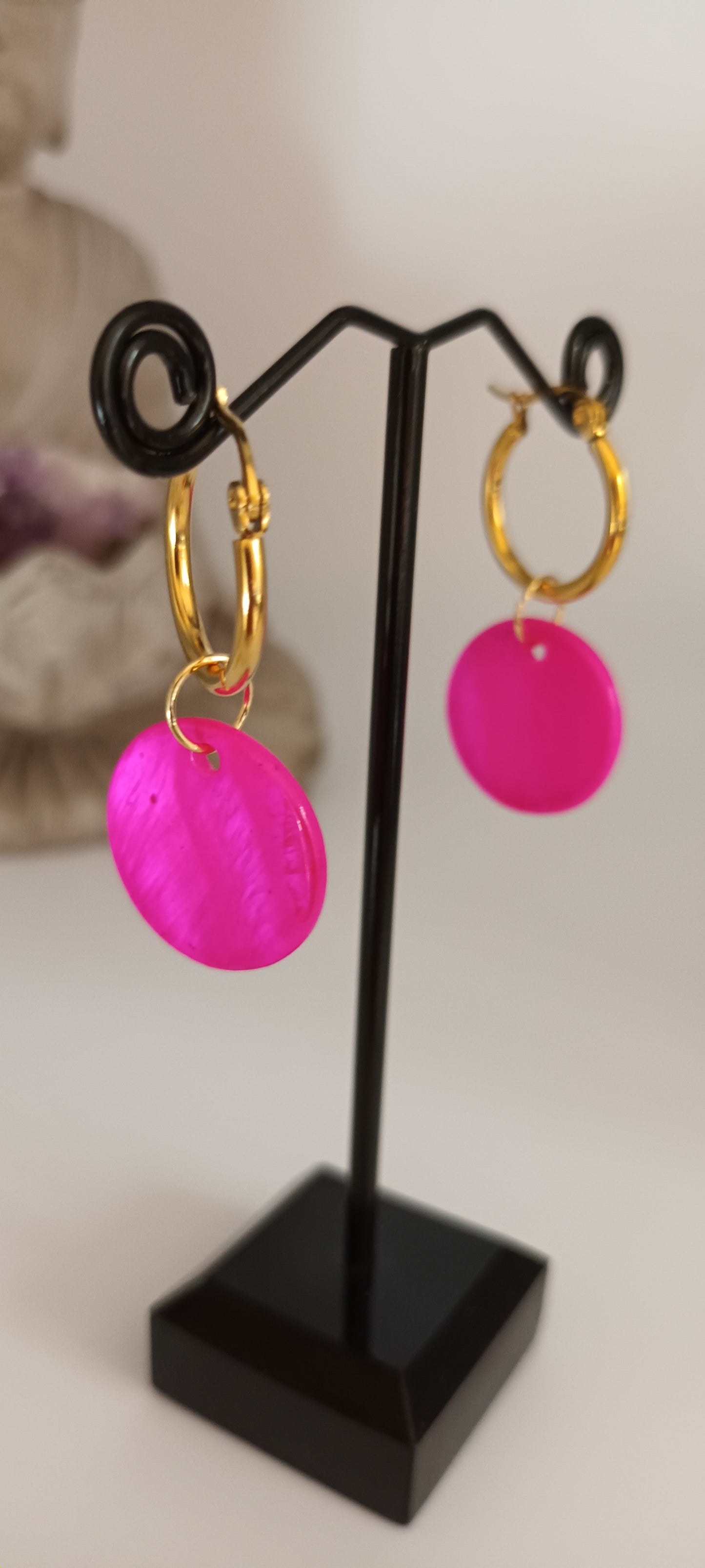 Boucles d'oreilles créoles  pendantes en acétate doré couleur fuchsia