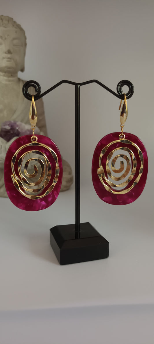 Boucles d'oreilles en acétate de forme ovale couleur framboise évidé au centre un médaillon doré