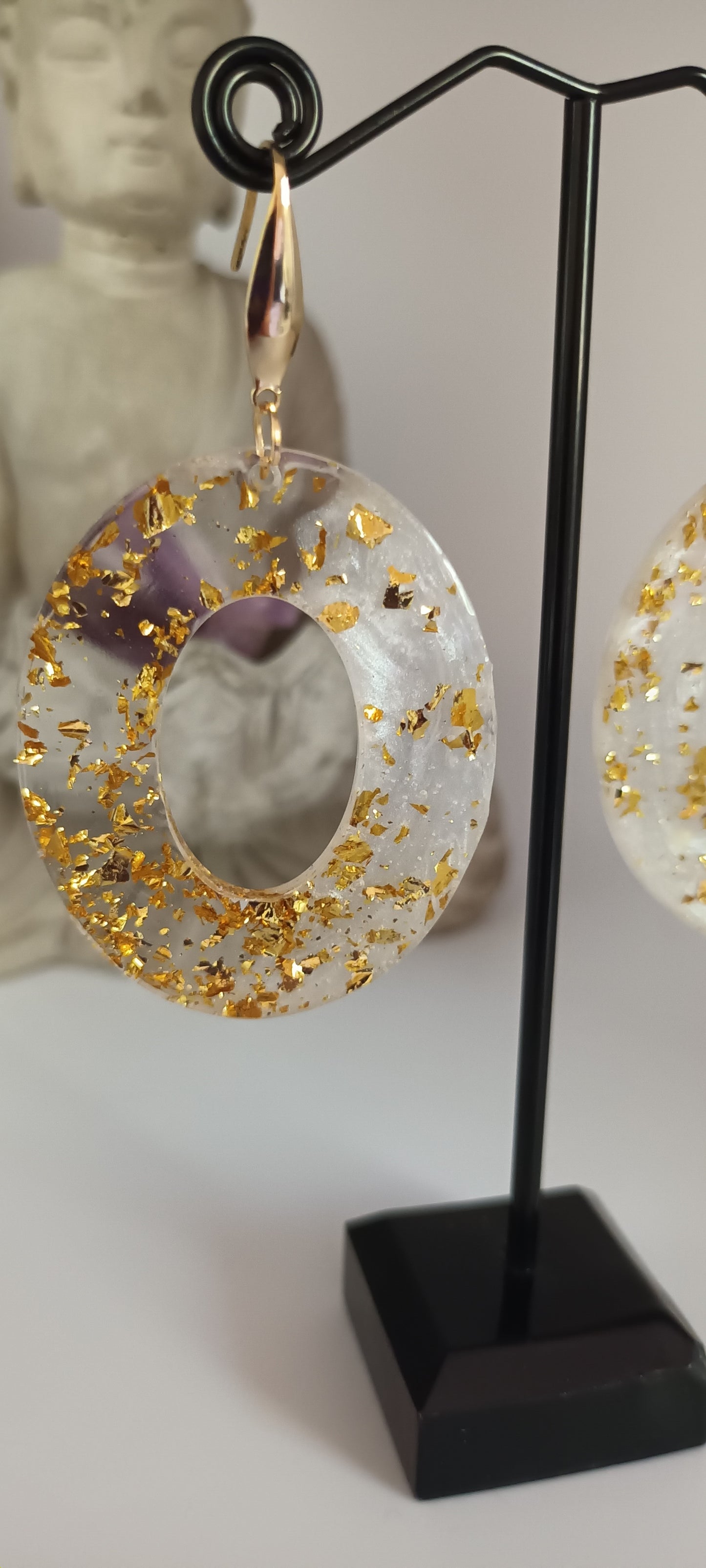 Boucles d'oreilles en résine , inclusion  feuille d'or et poudre de mica blanc