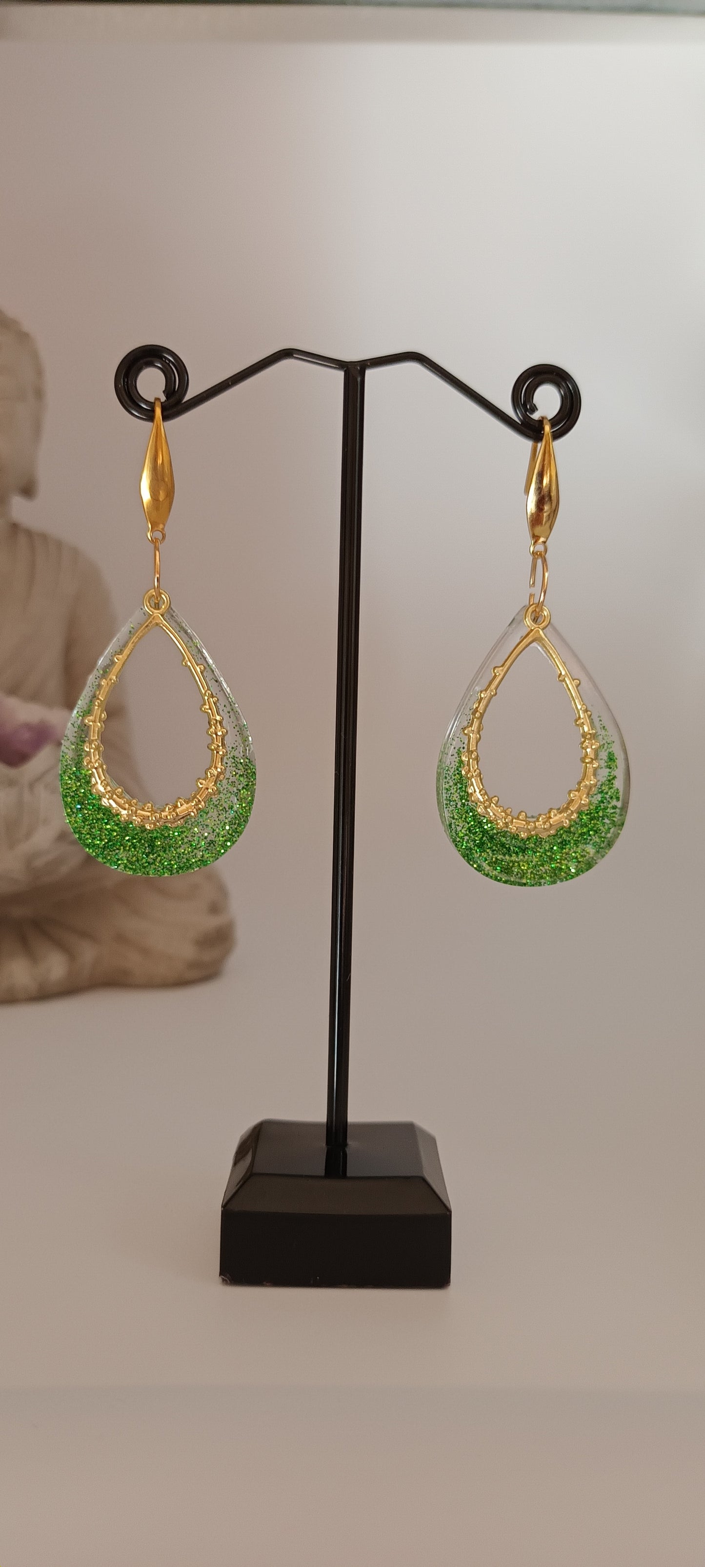 Boucles d'oreilles en résine paillettes vertes et pendant ovale doré