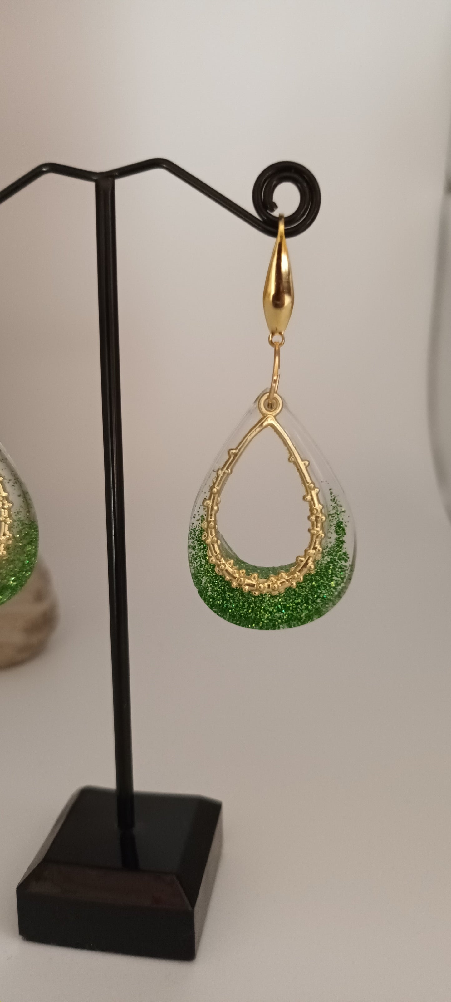 Boucles d'oreilles en résine paillettes vertes et pendant ovale doré