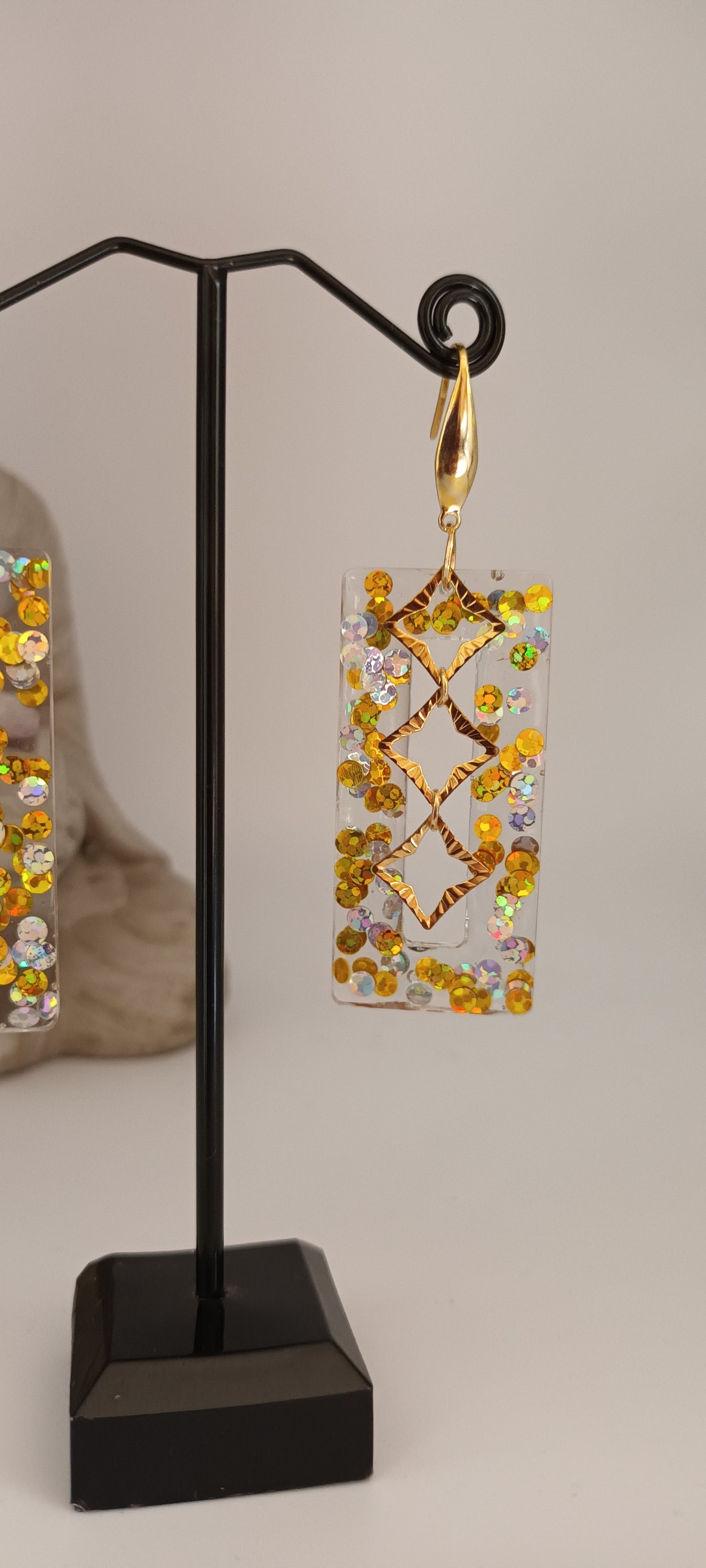 Boucles d'oreilles en résine inclusion de paillettes doré, et 3 losanges au milieu