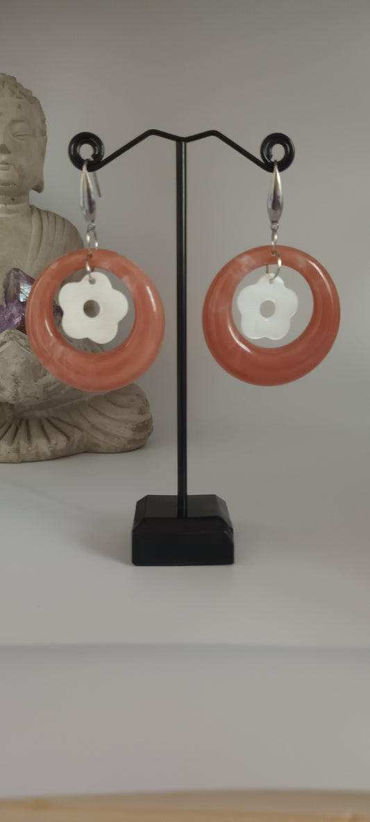 Boucles d'oreilles en acétate en  forme de rond couleur saumon et marguerite