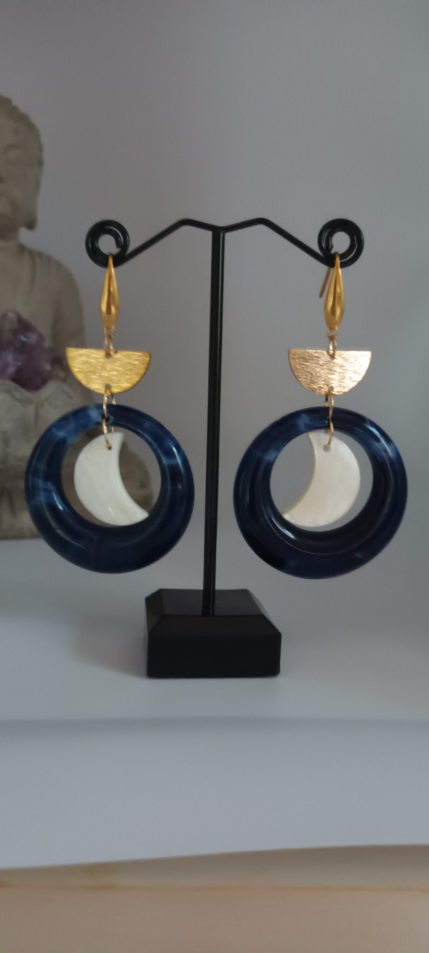 Boucles d'oreilles en acétate ronde bleu nuit et lune nacré