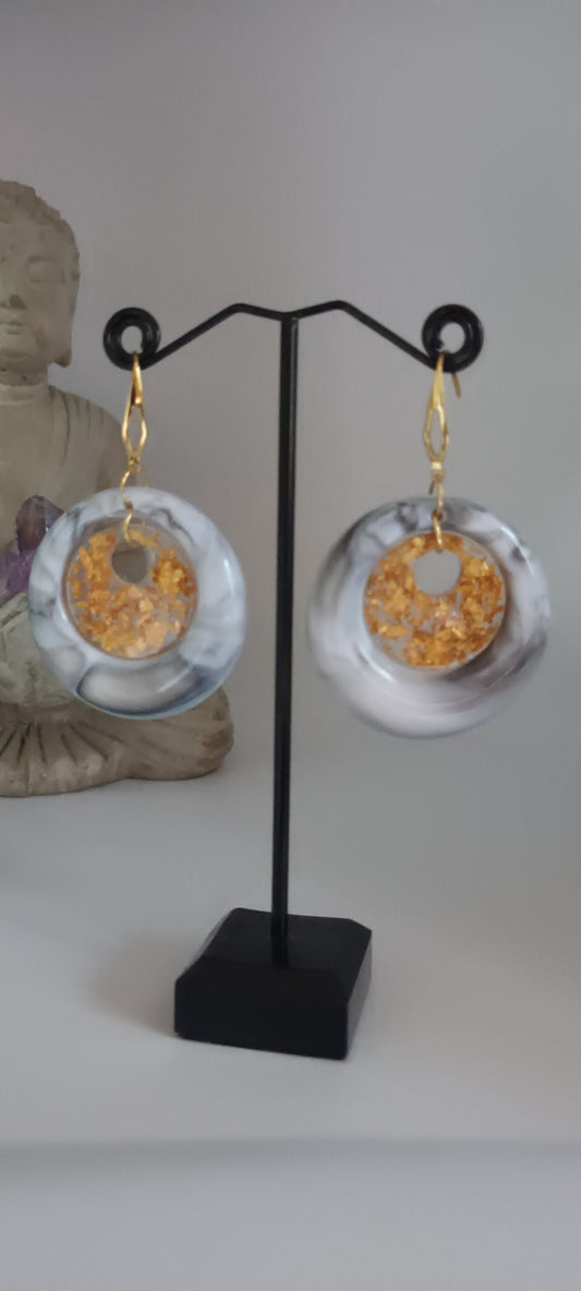 Boucles d'oreilles en acétate forme ronde  blanc avec résine inclusion et feuilles d'or