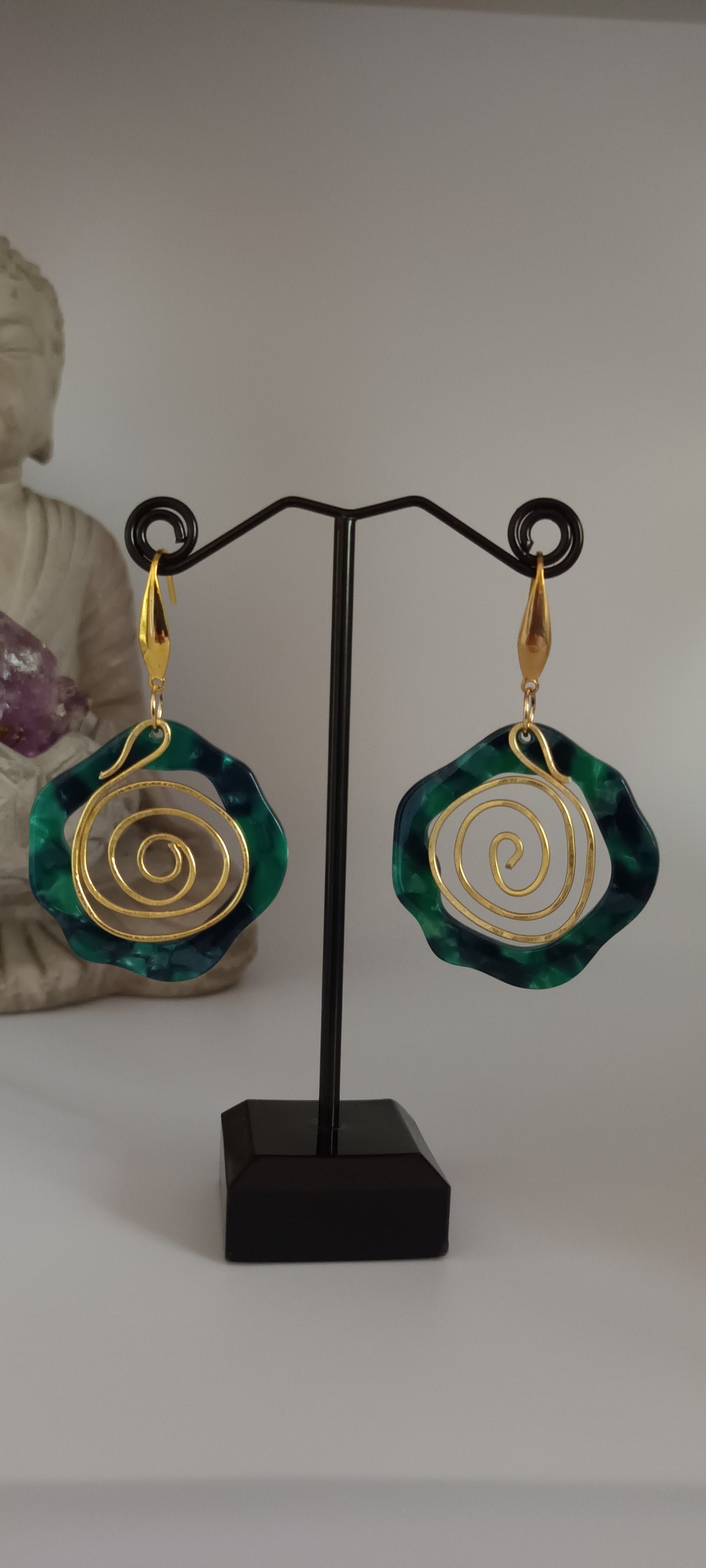 Boucles d'oreilles en acétate ronde verte et médaillon ovale doré