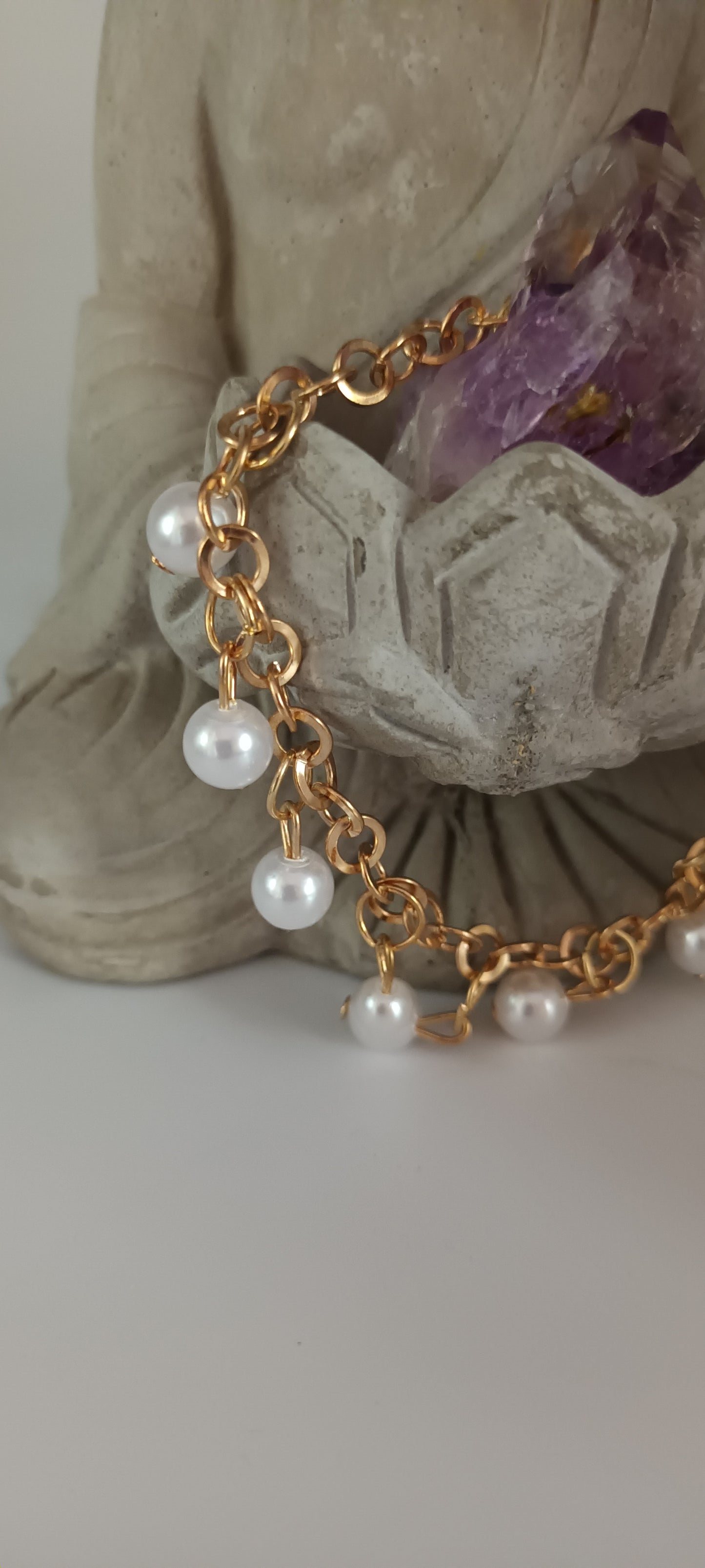 Bracelet avec breloques en perles blanches.