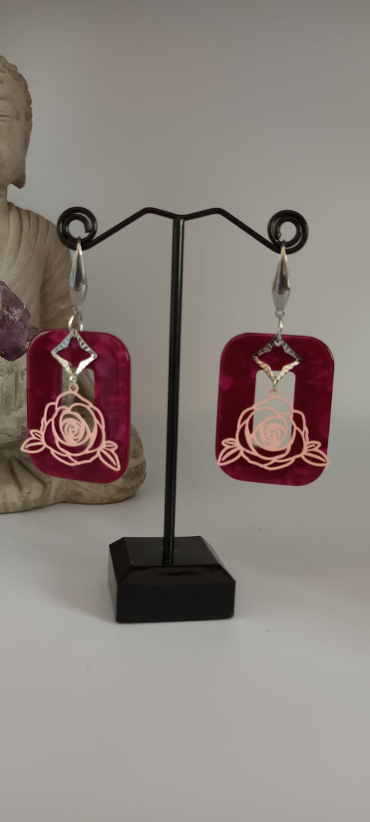 Boucles d'oreilles en acétate rectangulaire couleur framboise avec breloques peint rose et petit losange