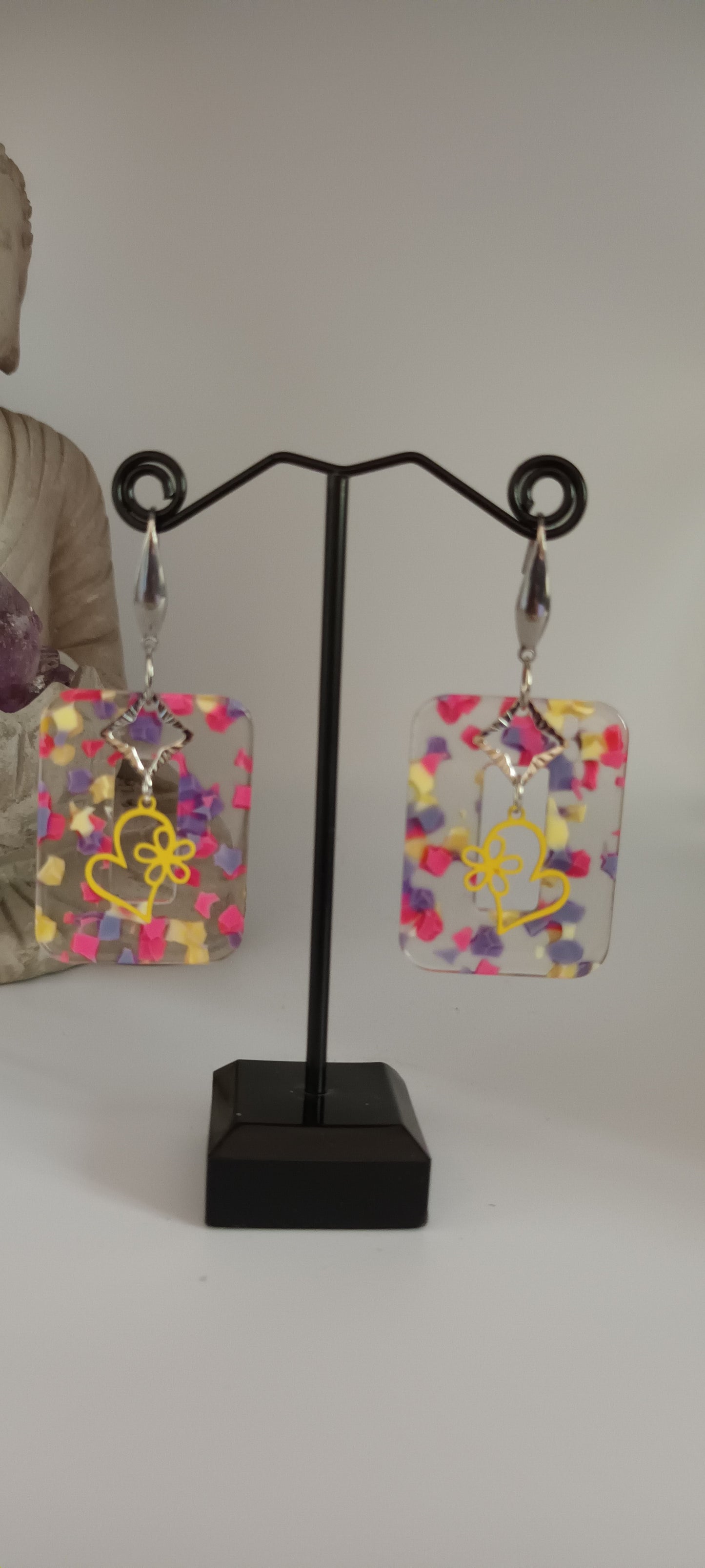 Boucles d'oreilles en acétate rectangulaire multicolore avec en petit cœur jaune et losange