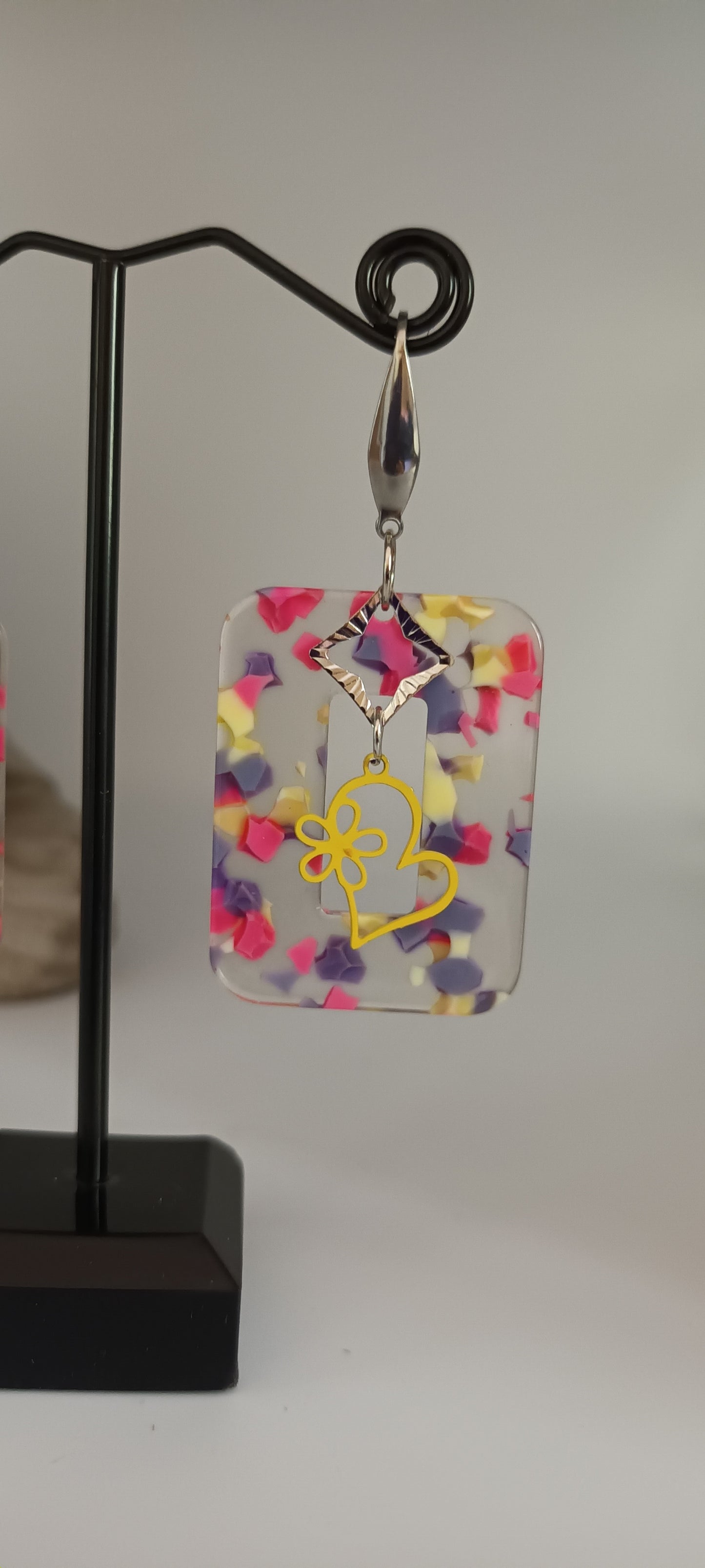 Boucles d'oreilles en acétate rectangulaire multicolore avec en petit cœur jaune et losange