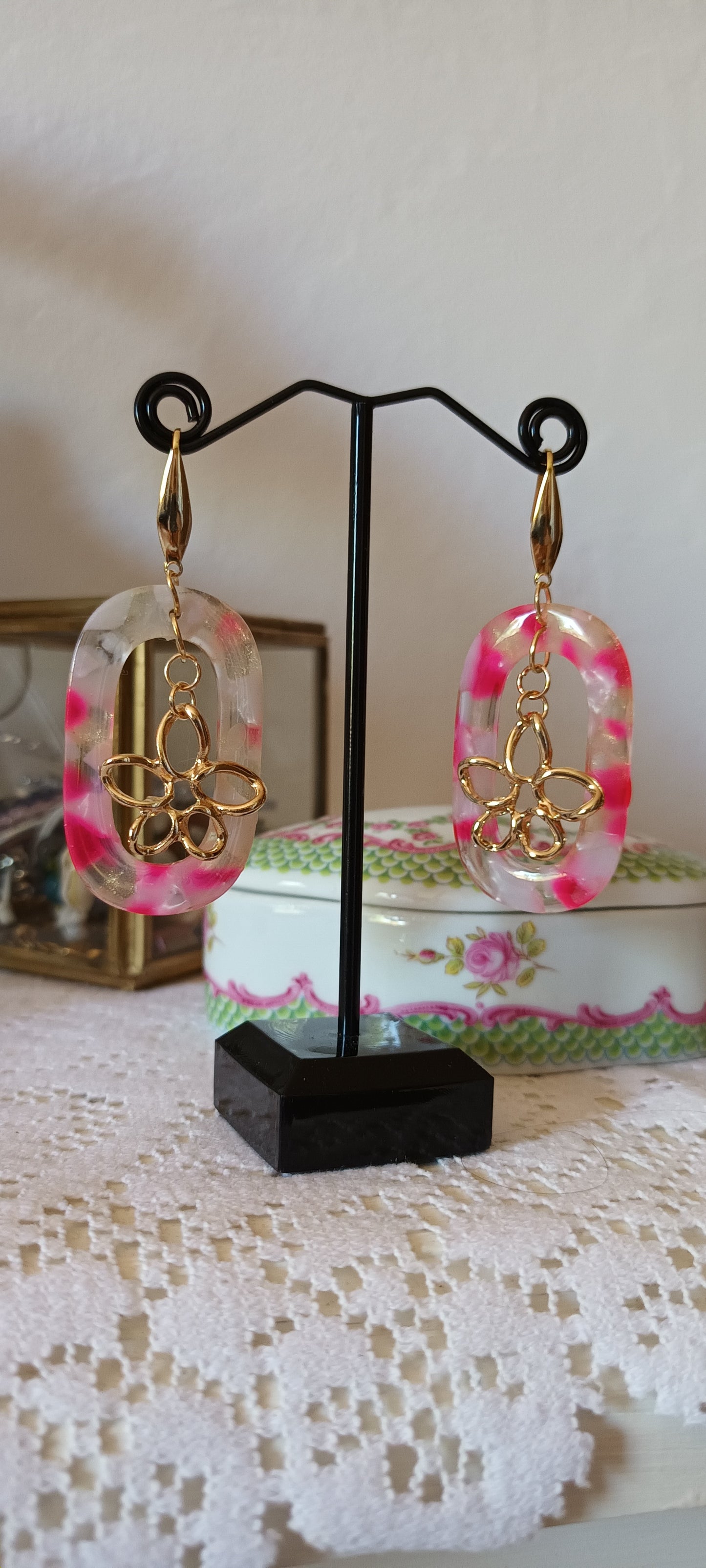 Boucles d'oreilles en acétate ovale avec marguerite au centre et  de couleur rose