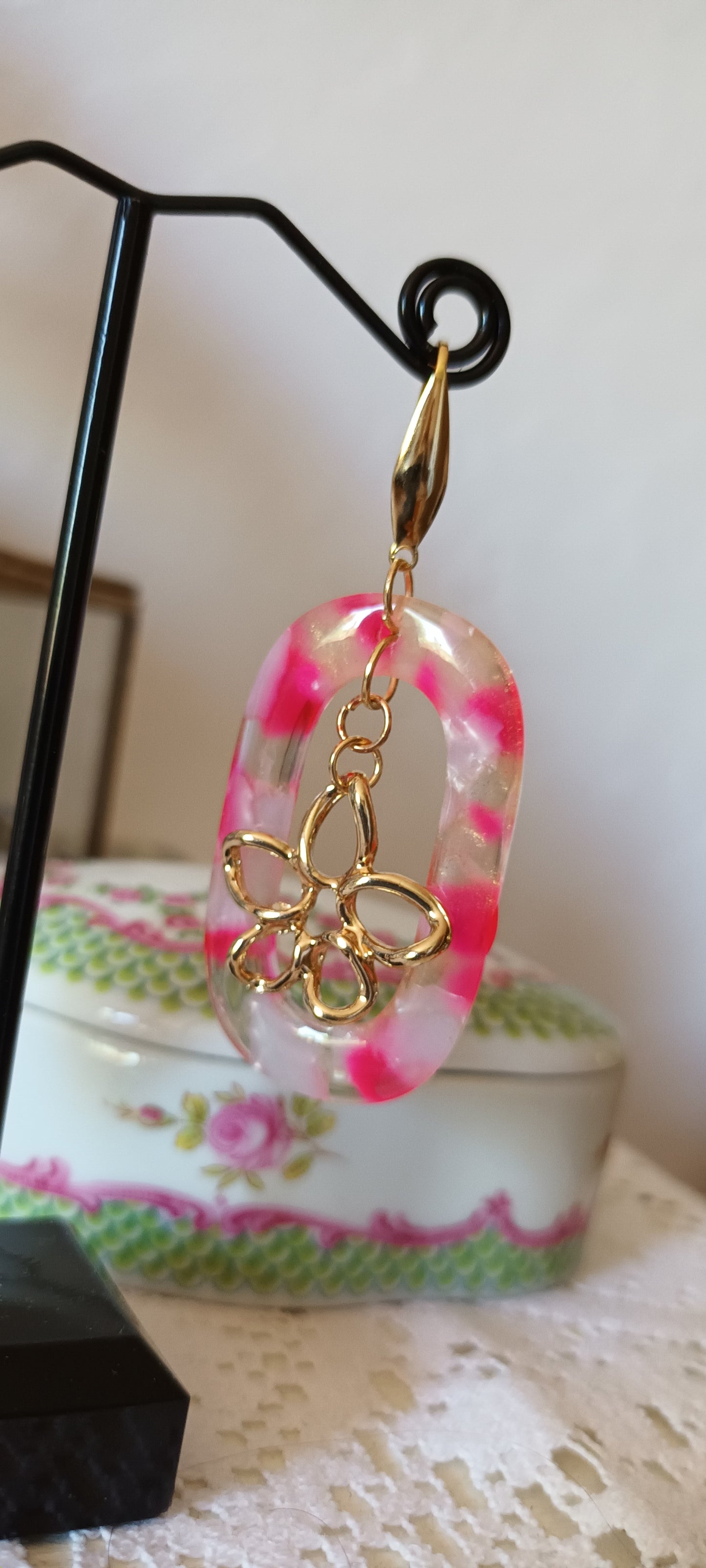 Boucles d'oreilles en acétate ovale avec marguerite au centre et  de couleur rose