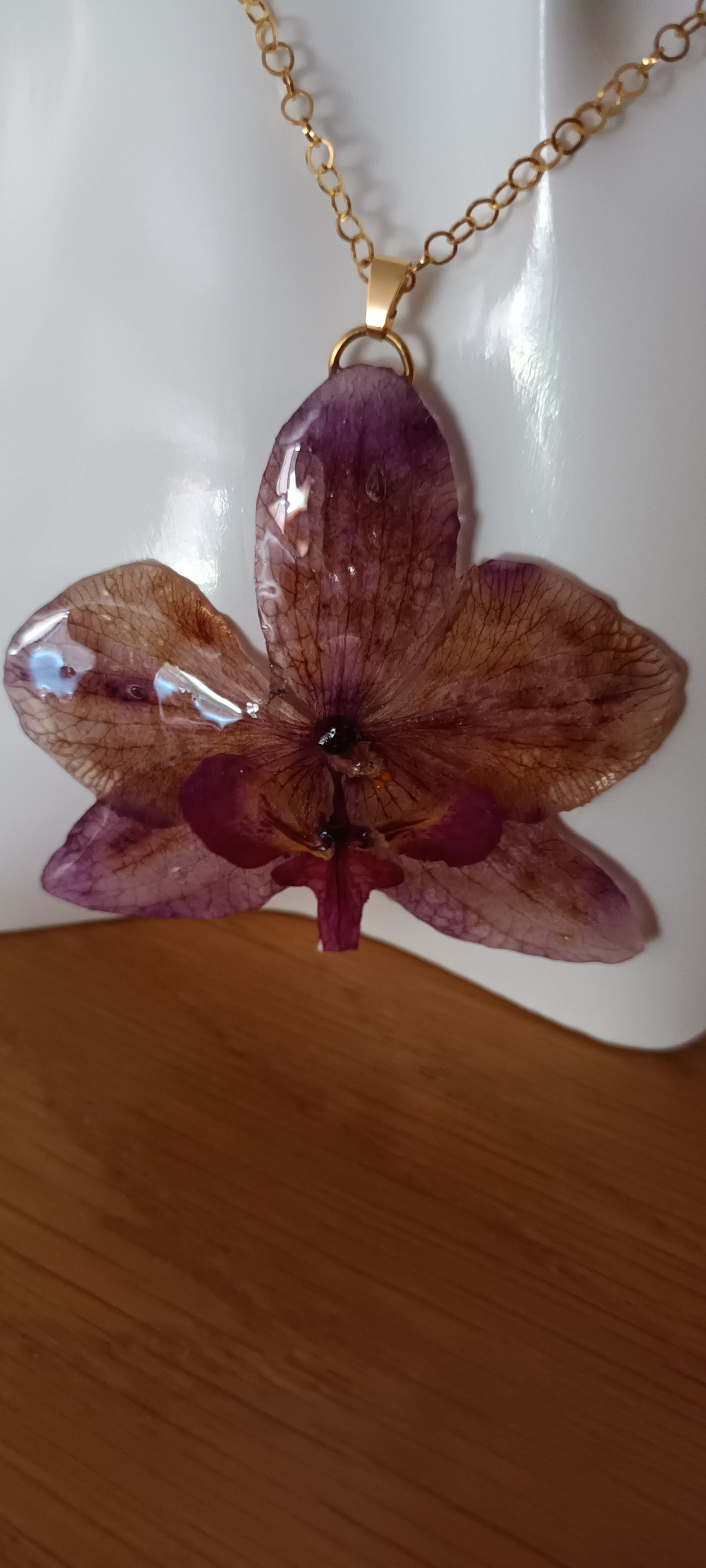 Collier orchidée séchée sous résine mauve