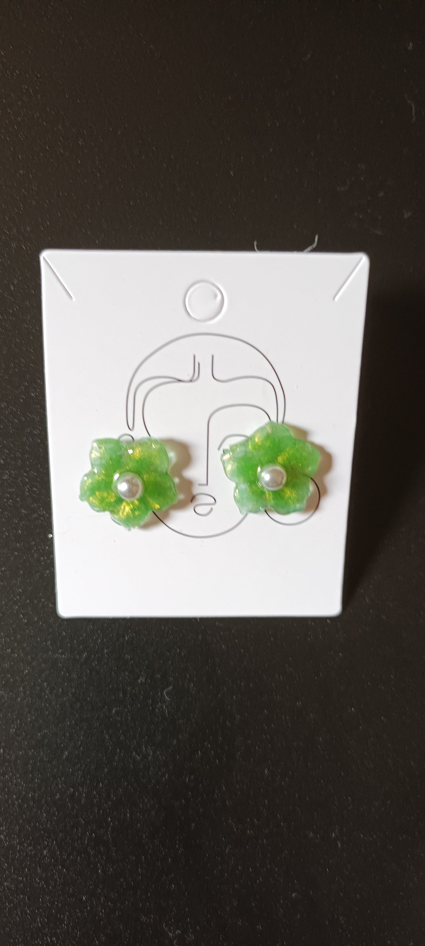 Boucles d'oreilles en résine petite fleur