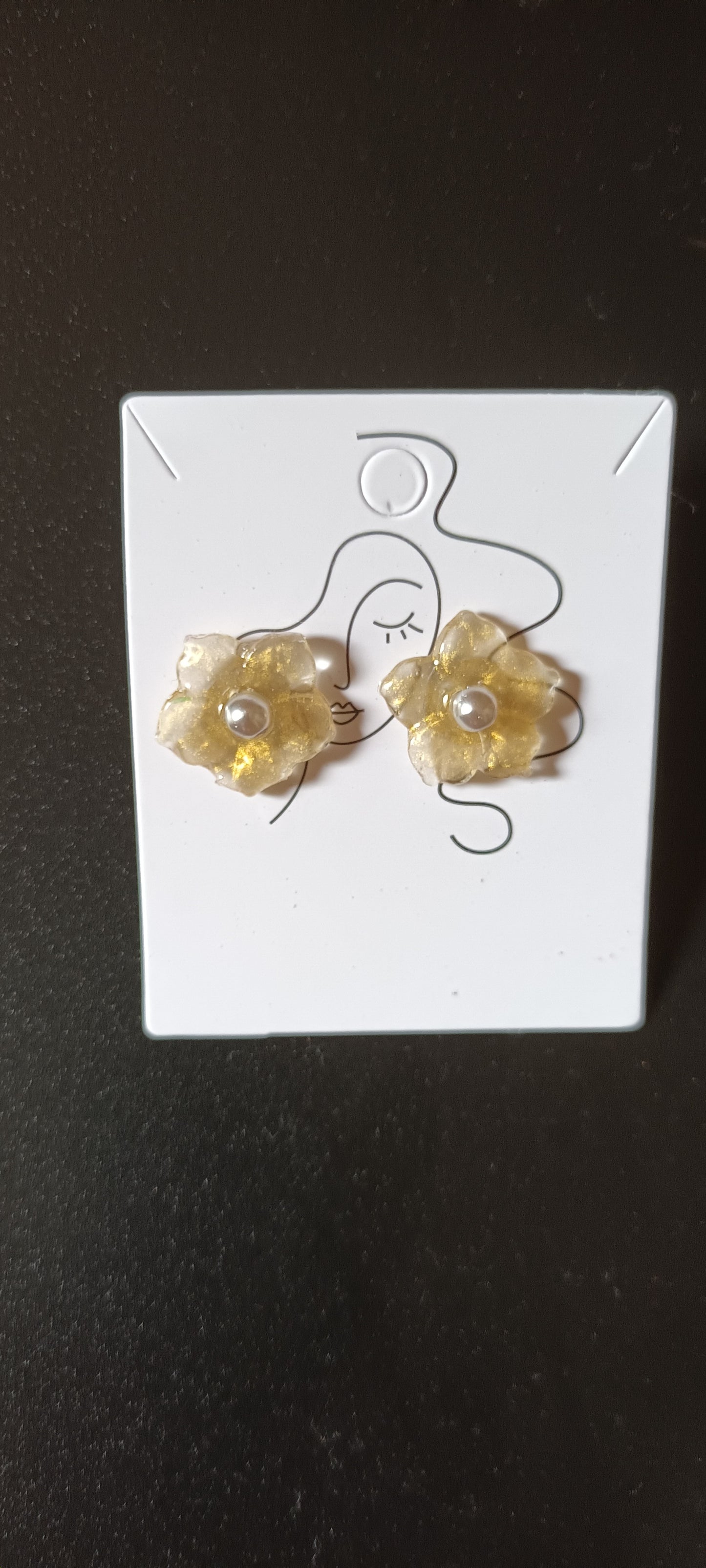 Boucles d'oreilles en résine petite fleur