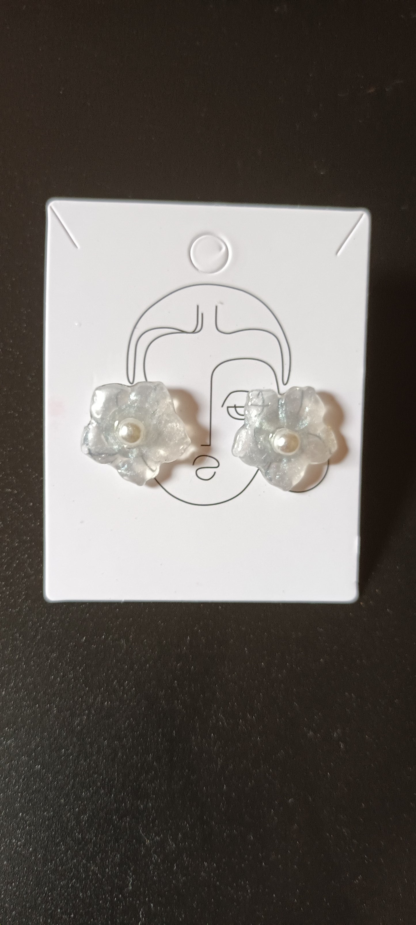 Boucles d'oreilles en résine petite fleur