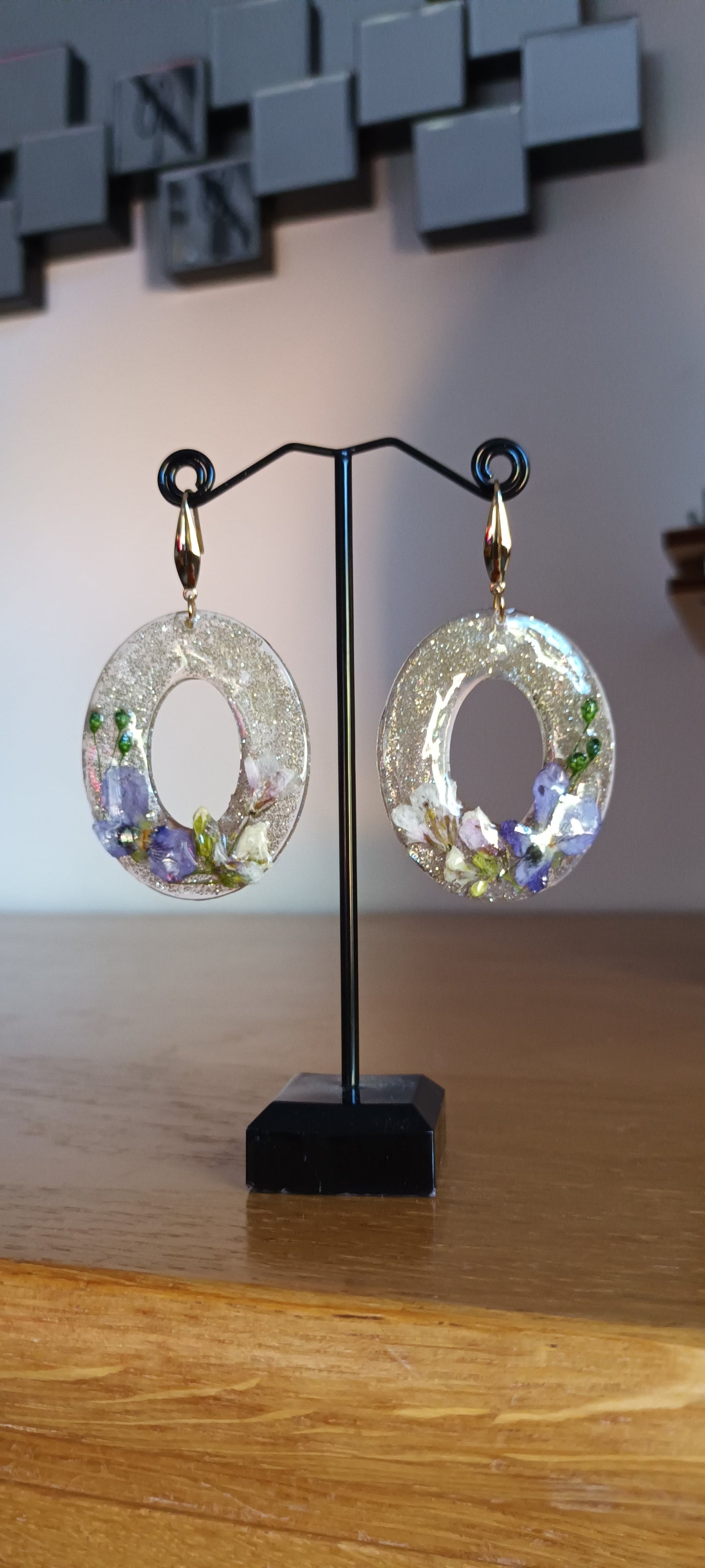 Boucles d'oreilles pendantes en résine et fleurs séchées