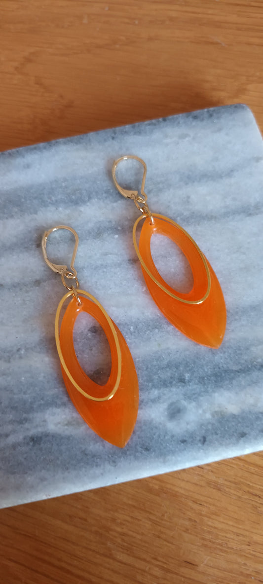 Boucles d'oreilles en Résine inclusion poudre de pigment Orange et son ovale doré