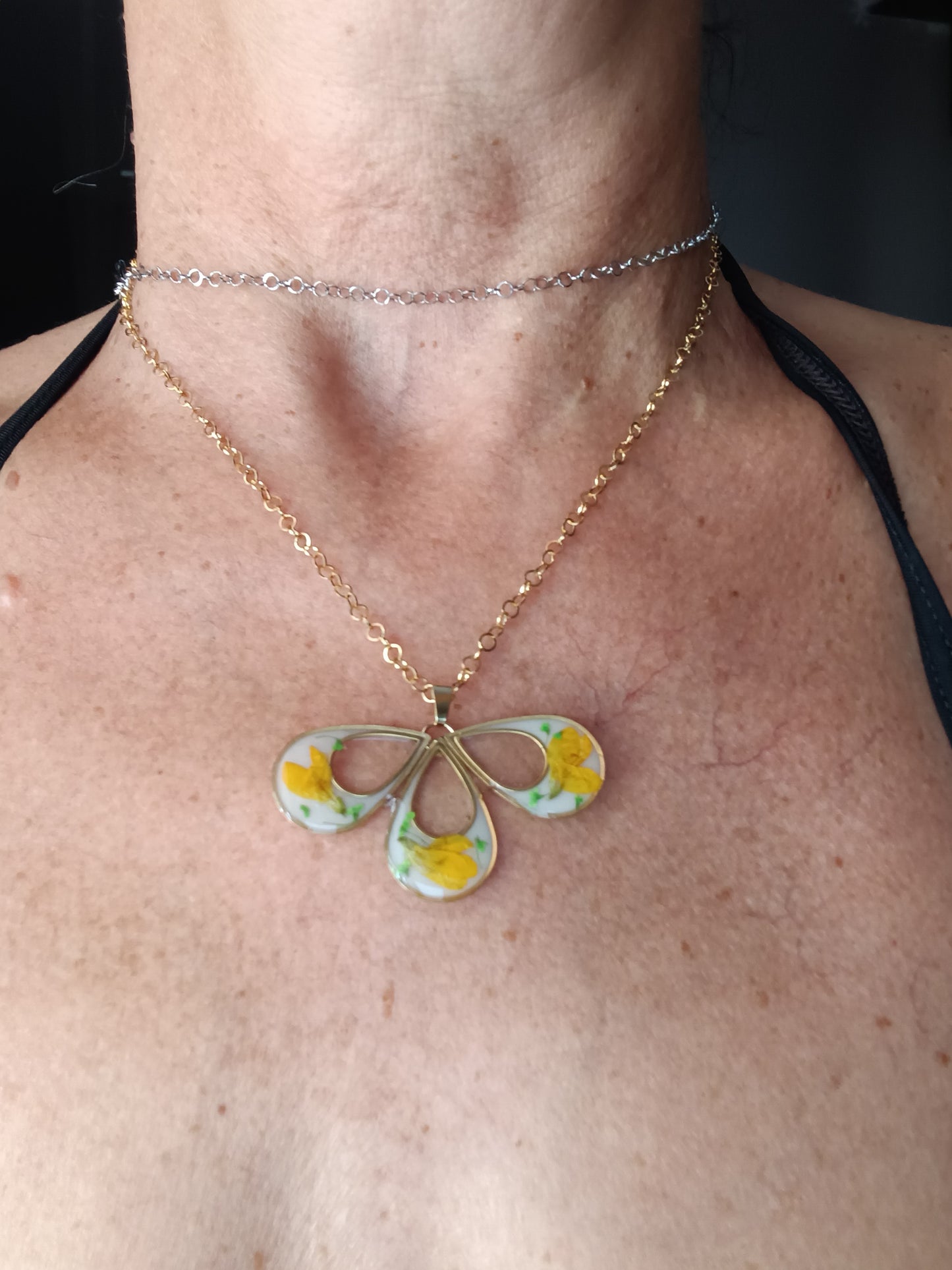 Superbe collier en résine et fleurs séchées une seule pièce unique