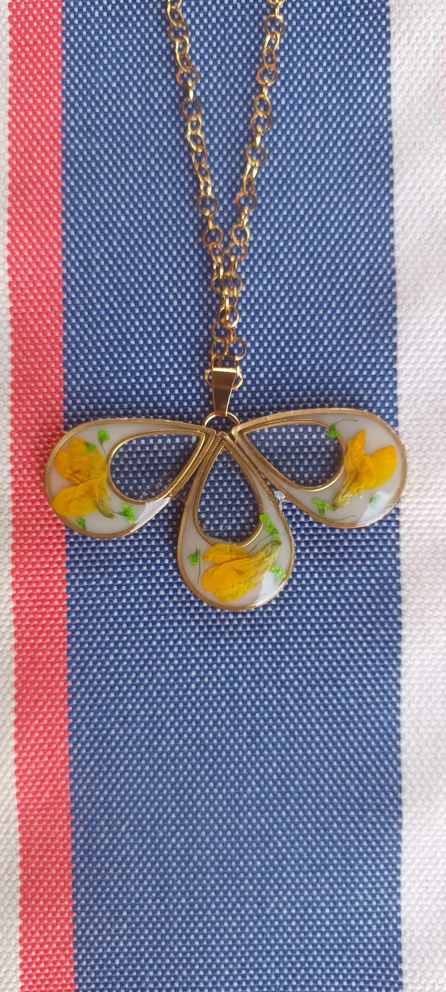 Superbe collier en résine et fleurs séchées une seule pièce unique